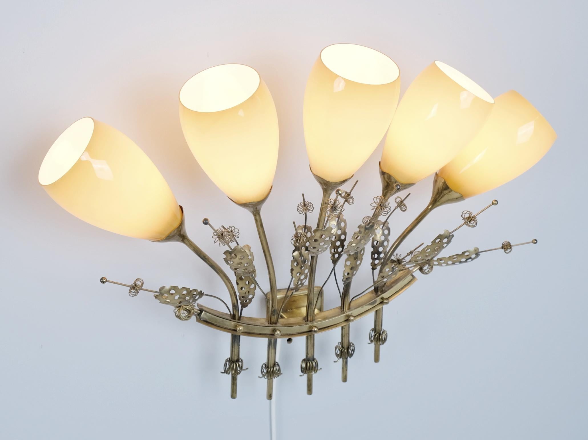 Paire d'impressionnantes et grandes lampes murales commandées par Paavo Tynell, Taito, c. C. années 1950 Bon état - En vente à Helsinki, FI