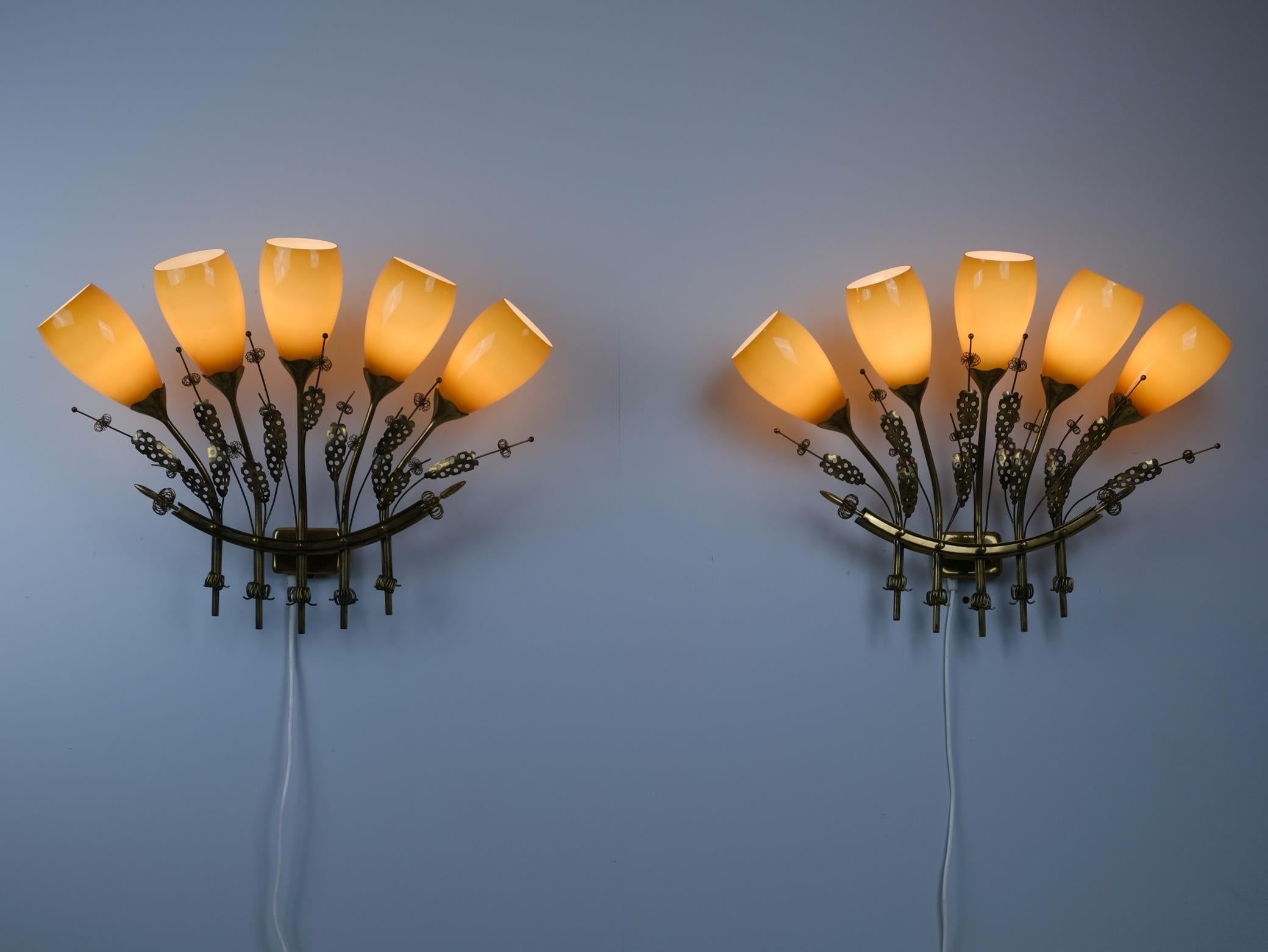 Métal Paire d'impressionnantes et grandes lampes murales commandées par Paavo Tynell, Taito, c. C. années 1950 en vente