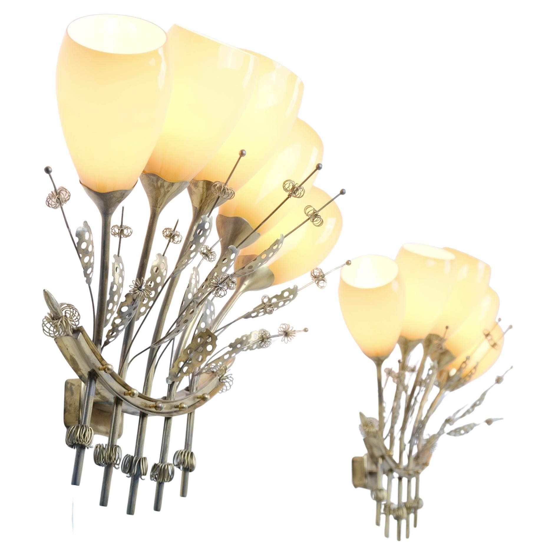 Paire d'impressionnantes et grandes lampes murales commandées par Paavo Tynell, Taito, c. C. années 1950 en vente
