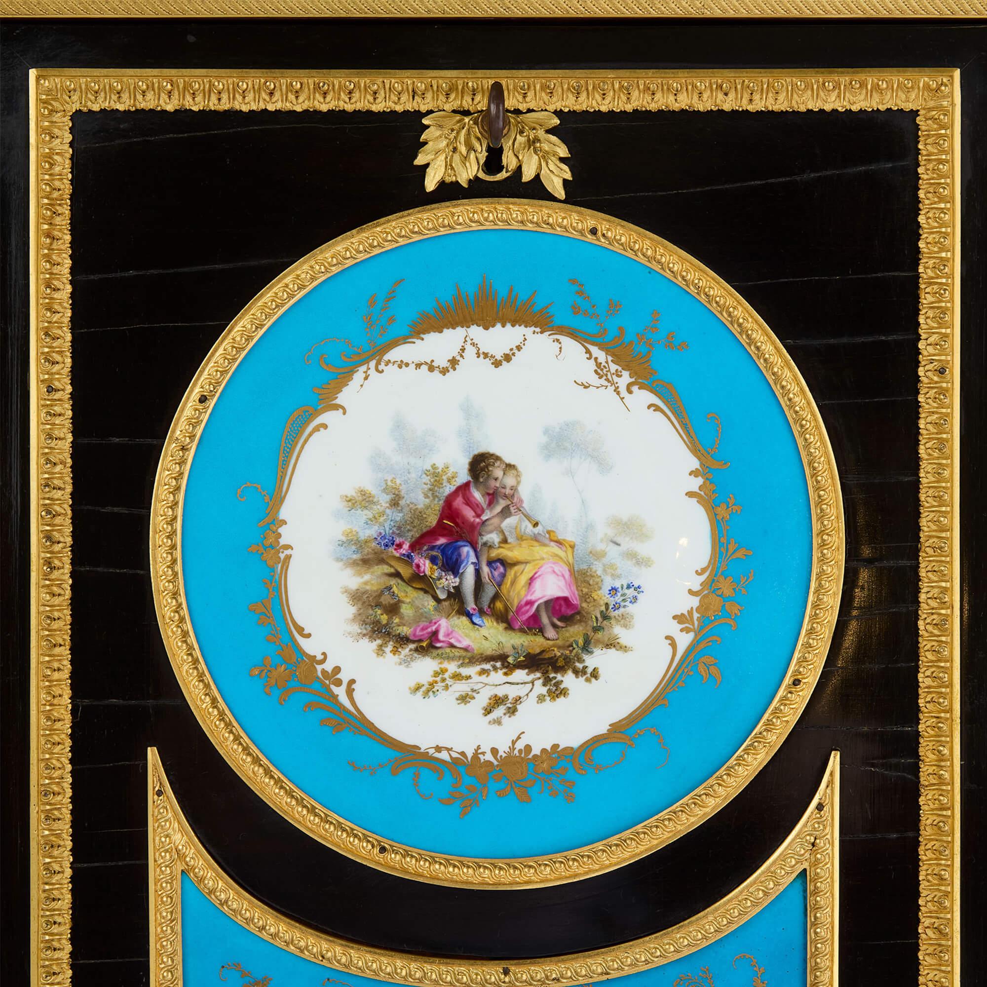 Paire d'impressionnants secrétaires victoriens montés sur marbre, porcelaine et bronze doré en vente 2