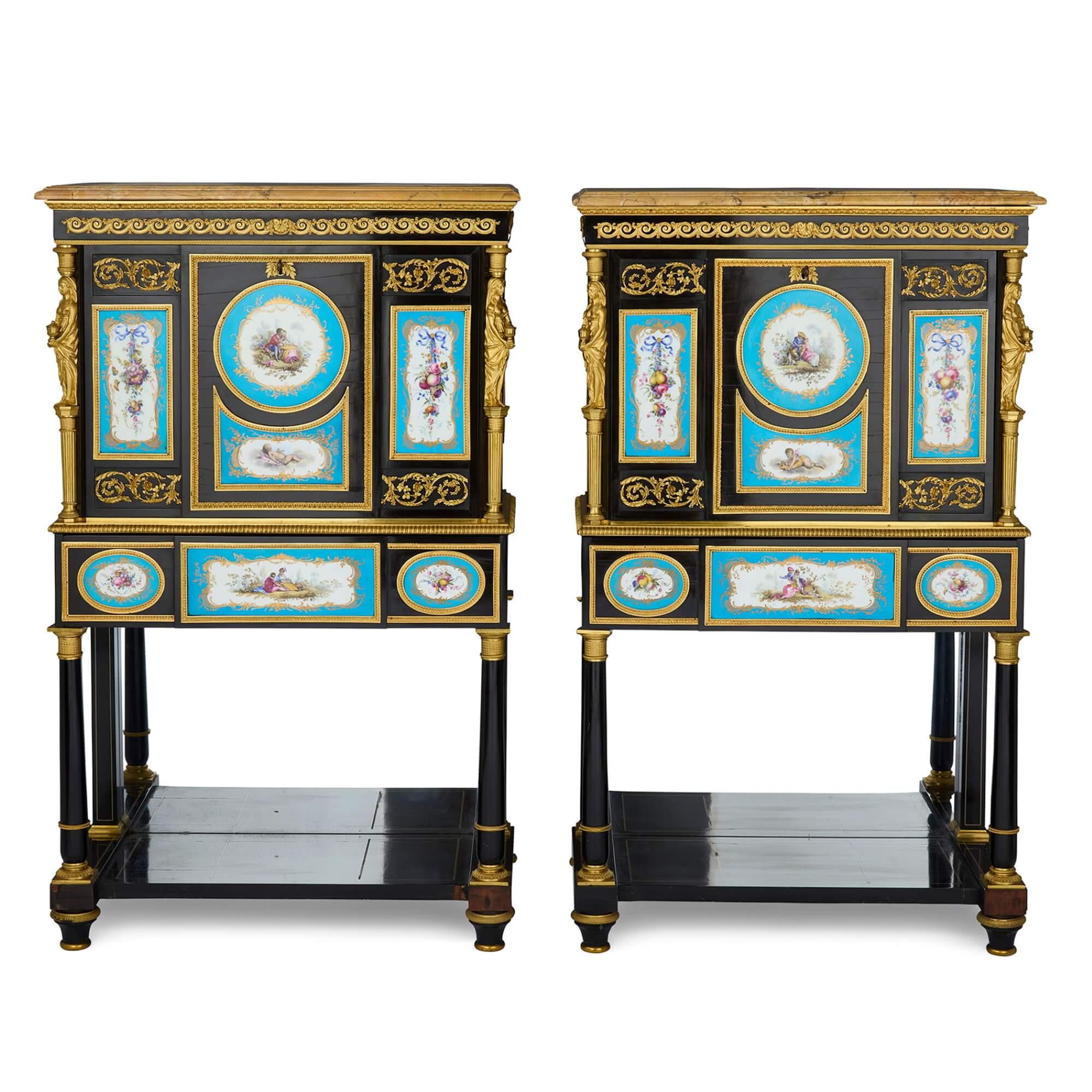 Paire d'impressionnants secrétaires victoriens en marbre, porcelaine et bronze doré 
Anglais, 19e siècle 
Hauteur 126 cm, largeur 77 cm, profondeur 37 cm

Cette paire étonnante est une vitrine de l'artisanat anglais, exécutée à l'apogée de l'ère