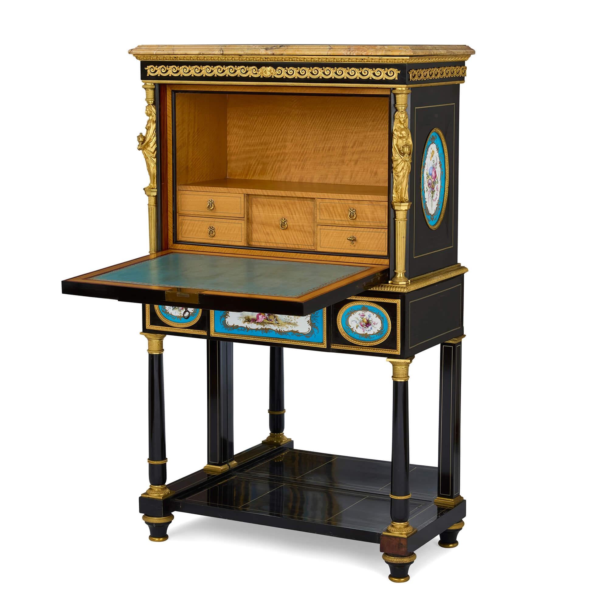 Anglais Paire d'impressionnants secrétaires victoriens montés sur marbre, porcelaine et bronze doré en vente