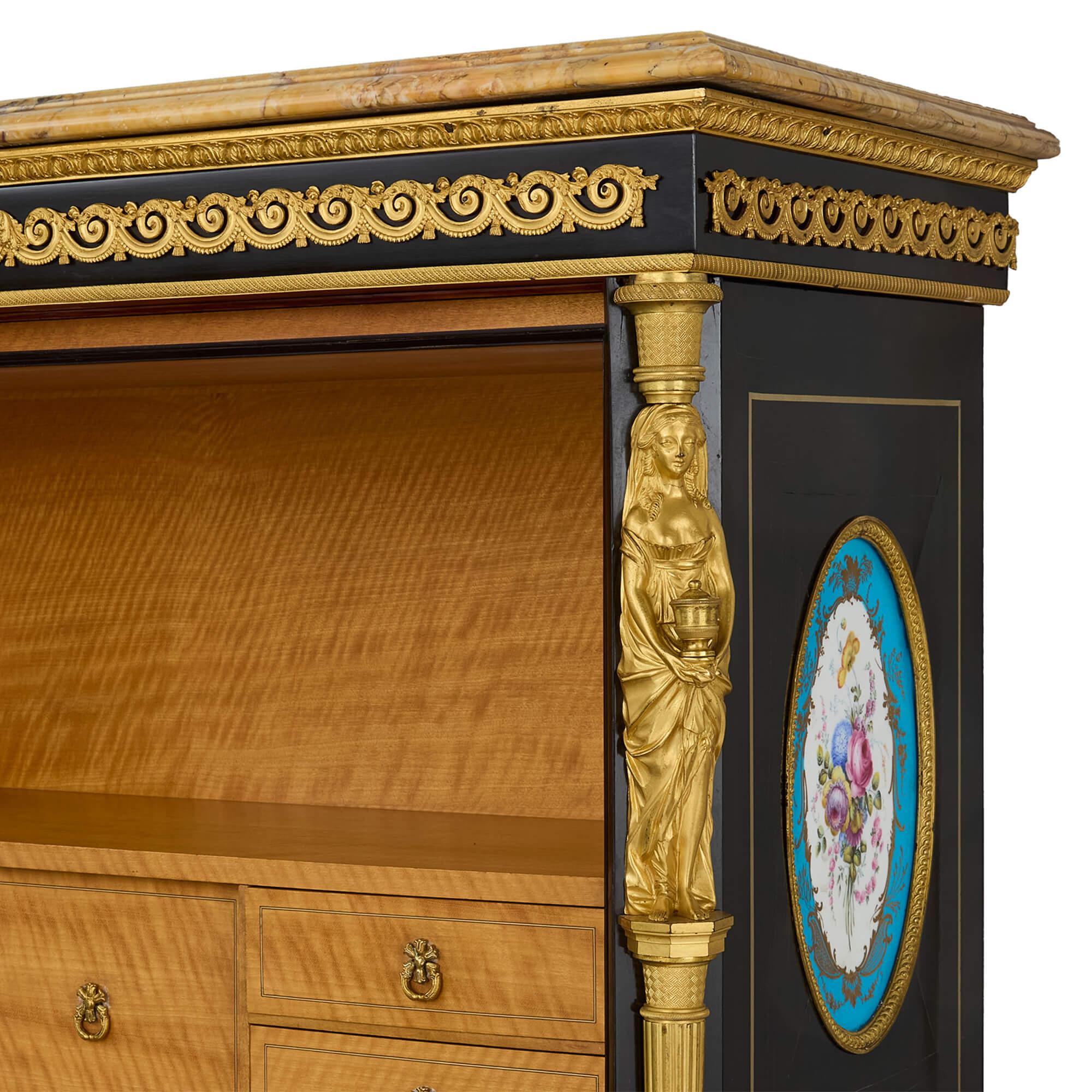 XIXe siècle Paire d'impressionnants secrétaires victoriens montés sur marbre, porcelaine et bronze doré en vente