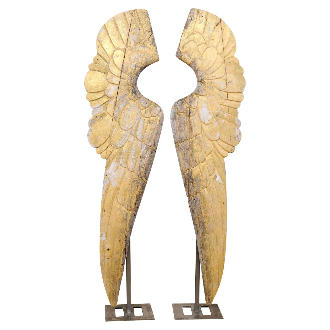 Paire d'impressionnantes et grandes ailes dorées européennes de 8,5 pieds de haut sur des supports en fer personnalisés