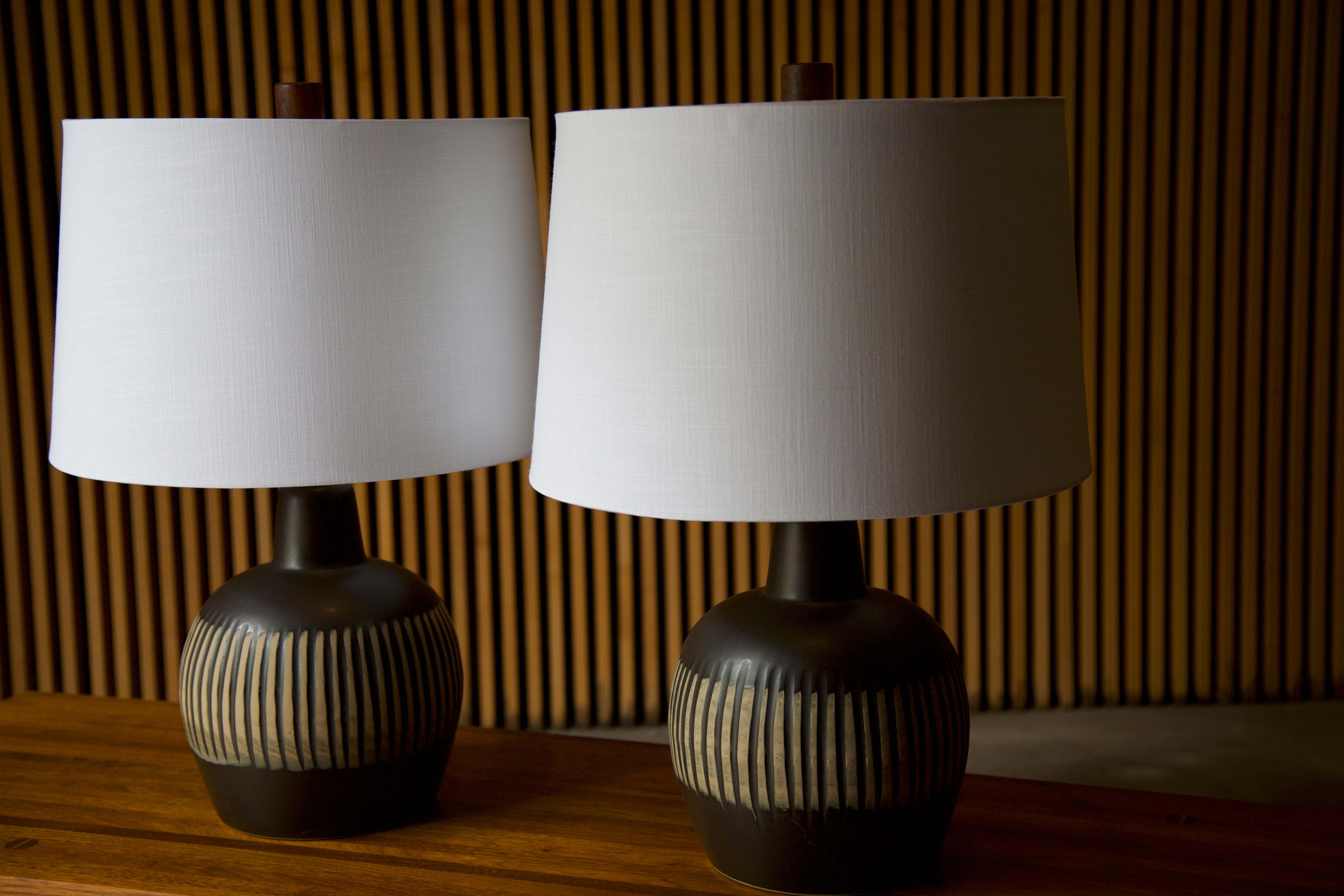 20th Century Pair of Incised Ceramic Lamps Matte Dark Gray Designed by Jane Gordon and Martz
