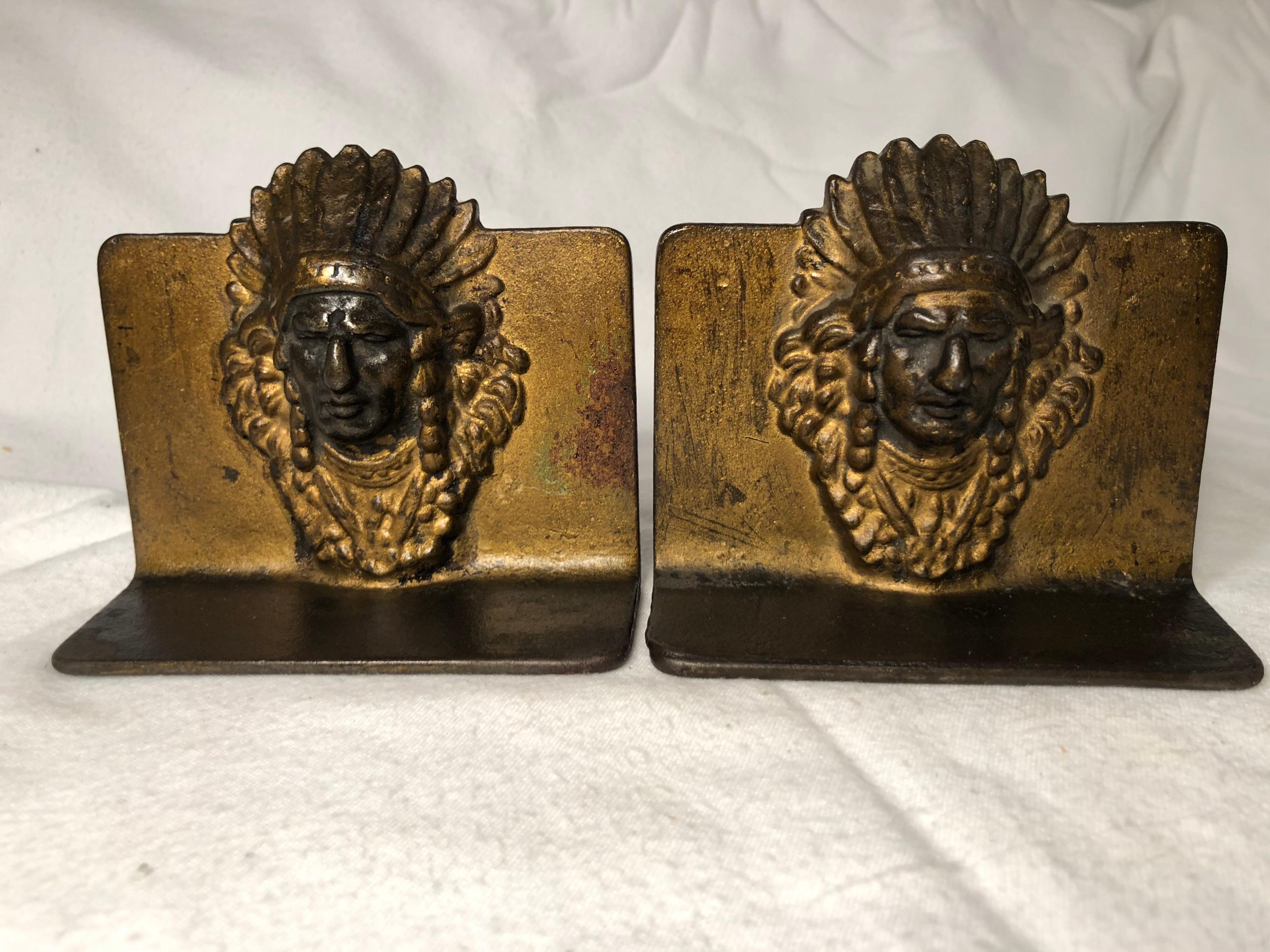 Pair Vintage Set of Indian Chief Metal Bookends Gold These Regal Vintage Native American Style Matched Set of (2) Bookends depict a wonderful rendition of an Indian Chief with a full ceremonial feather & beaded headdress. The Chief is wearing a