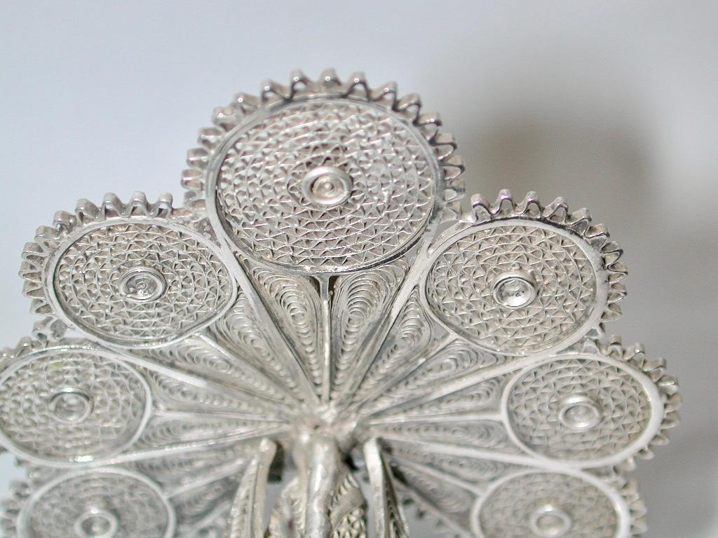 Anglo-Indian Pair of Indian Filigree Silver Peacock Menu Holders, Dated circa 1920 For Sale