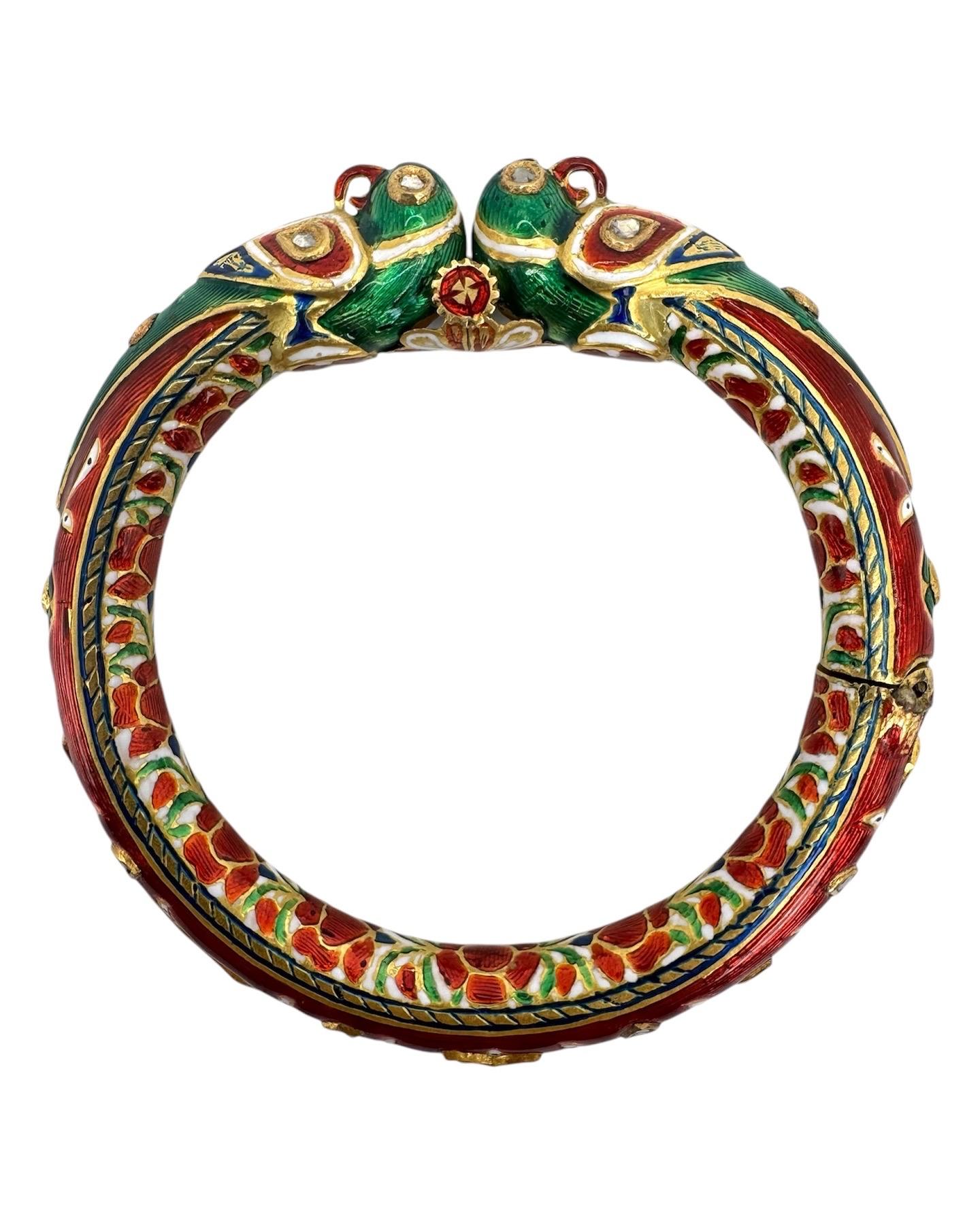 Paire de bracelets indiens en or, émail et diamants à motif animalier, vers les années 1980.