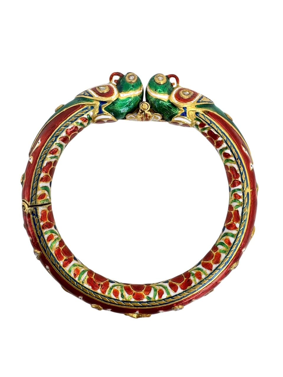 Paire de bracelets indiens en or, émail et diamants à motif animal en vente 1