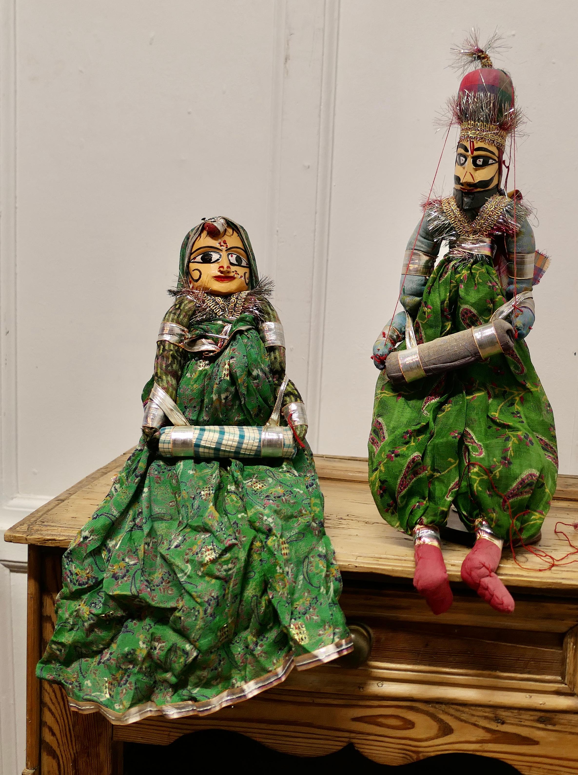 Paire de marionnettes Kathputli indiennes vintage du Rajasthan, fabriquées à la main 

By Vintage paire de marionnettes, la mariée et le marié en bois et habillés en vert avec des garnitures argentées et dorées.u2028Ils ont des visages peints très