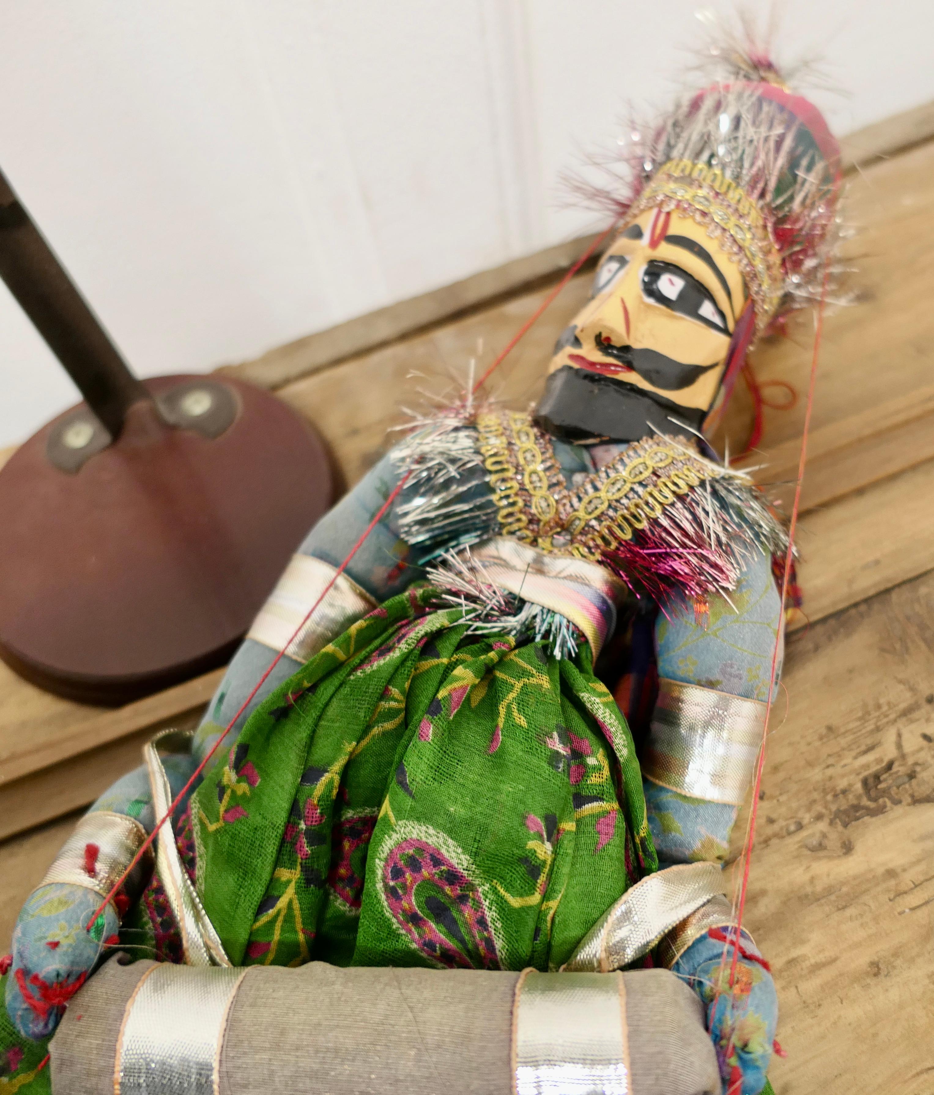 Milieu du XXe siècle Paire de marionnettes Kathputli indiennes vintage du Rajasthan, fabriquées à la main    en vente