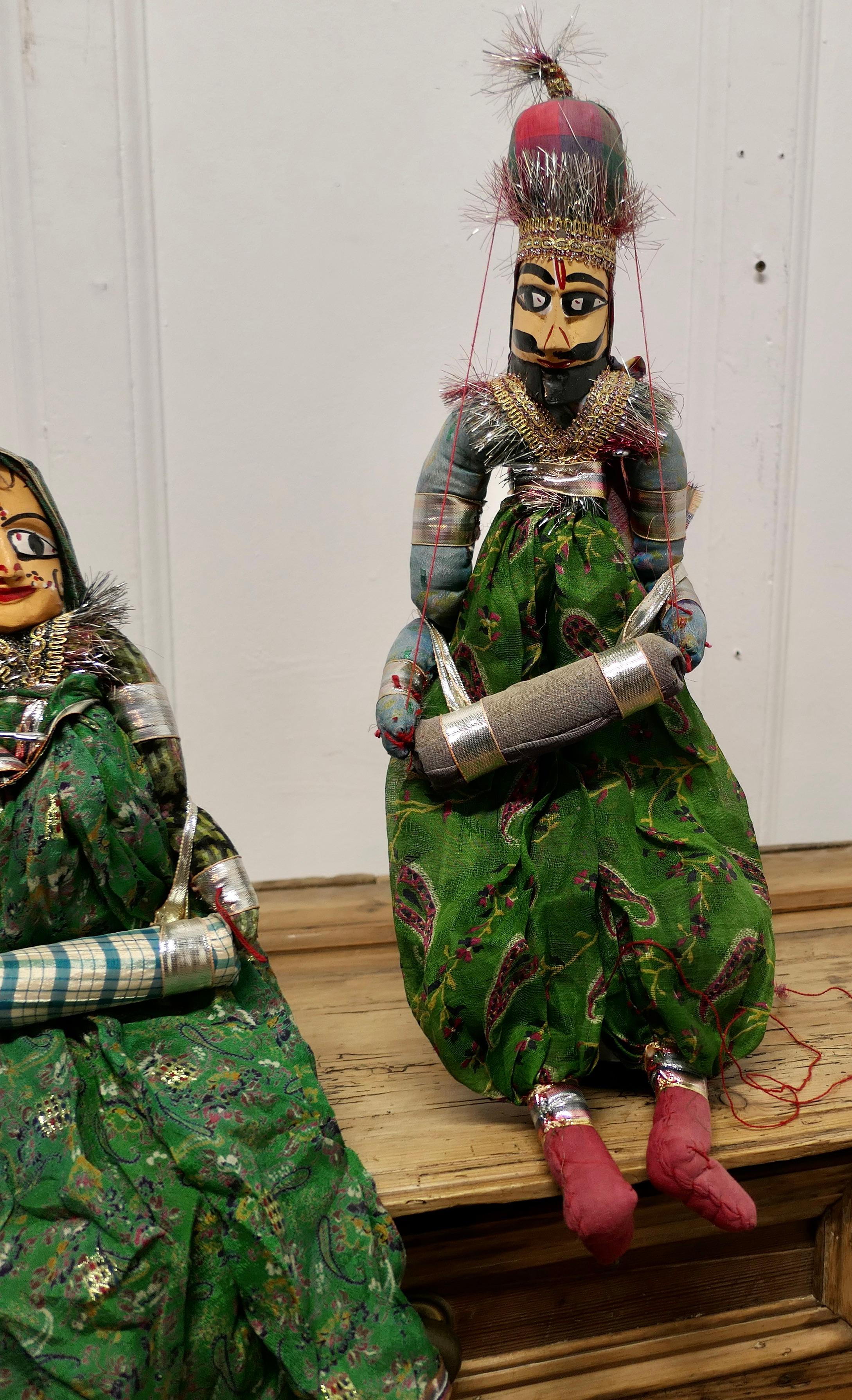 Soie Paire de marionnettes Kathputli indiennes vintage du Rajasthan, fabriquées à la main    en vente