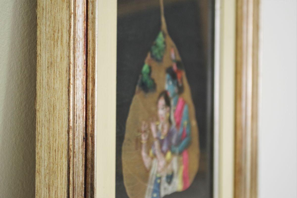 Pair of Indian Paintings on Leaves - 1970s For Sale 3