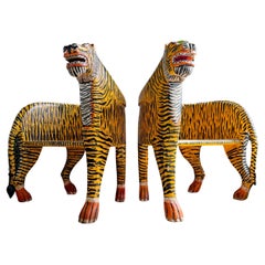 Paar indische polychrome Tiger- Thronstühle