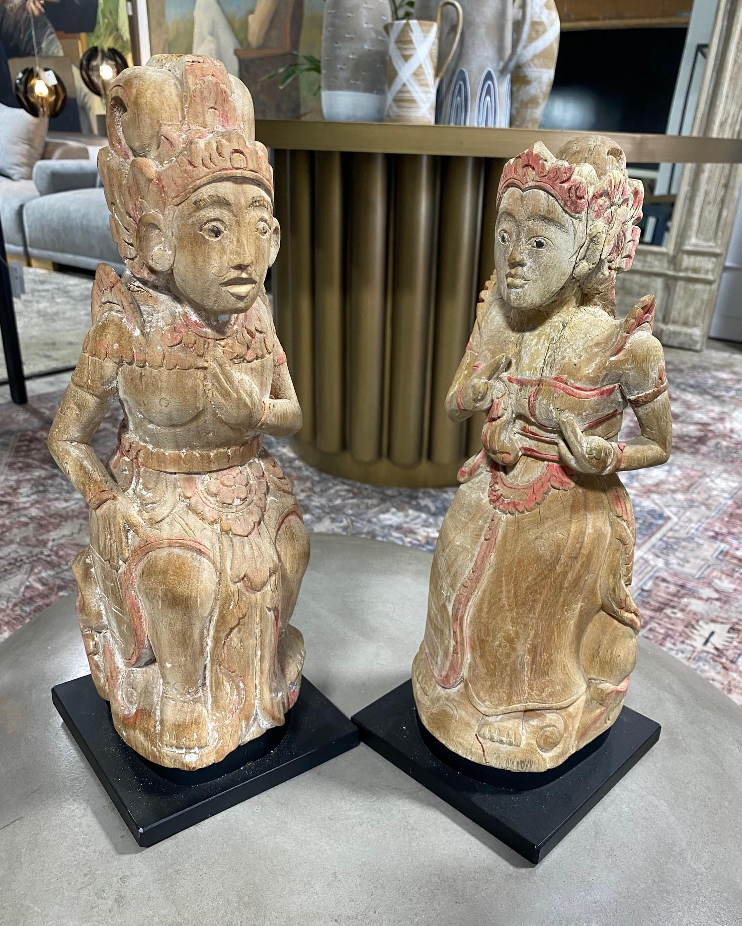Pareja de esculturas balinesas de madera tallada para templos devocionales 1950 en venta 3