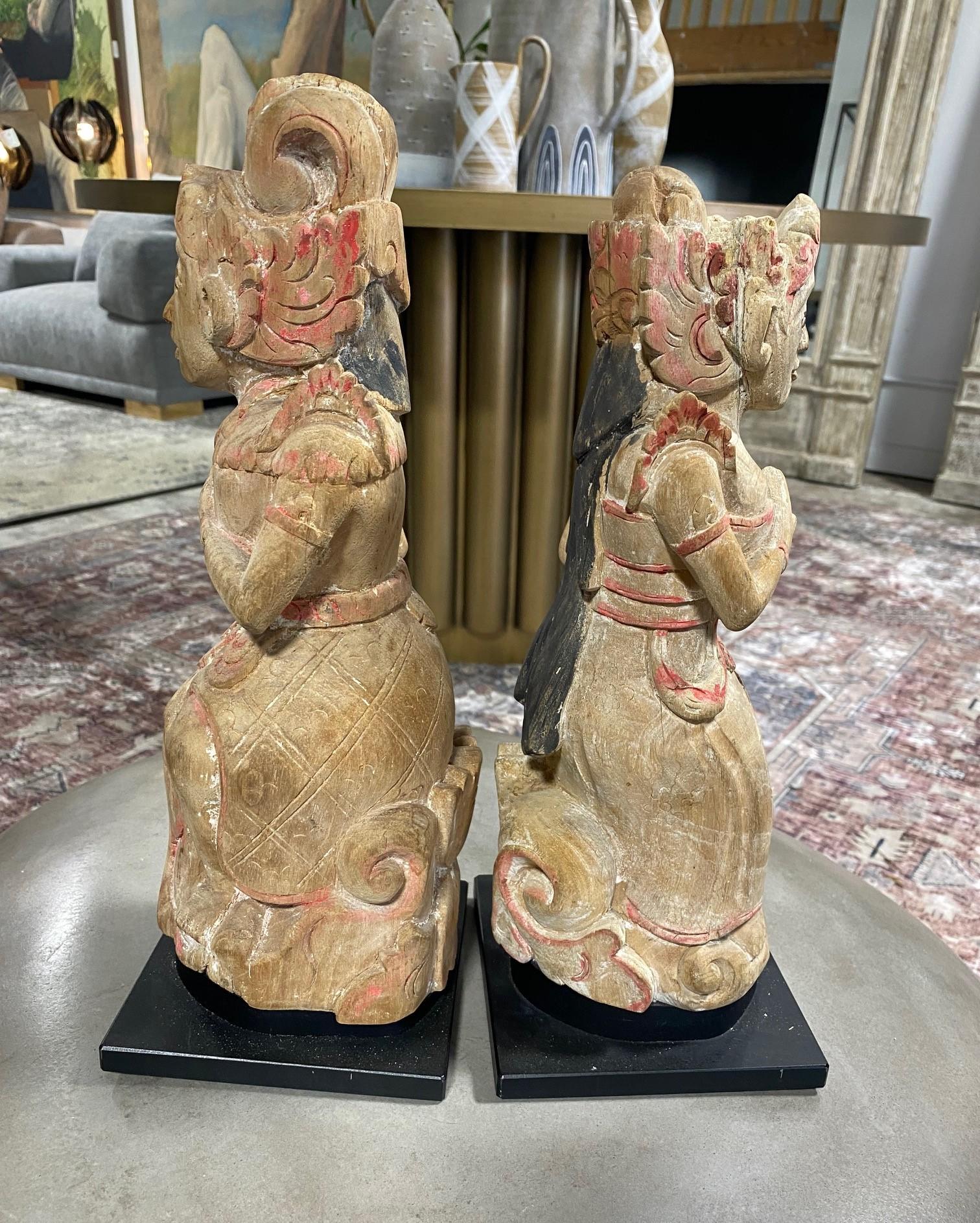Pareja de esculturas balinesas de madera tallada para templos devocionales 1950 Tallado a mano en venta