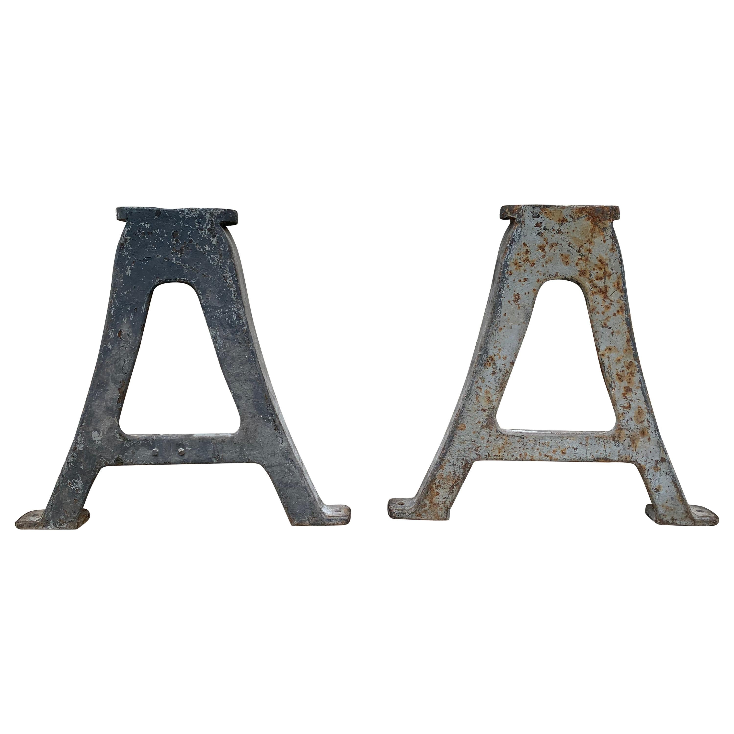 Paire de socles de table industriels en fer ancien en forme de « A »