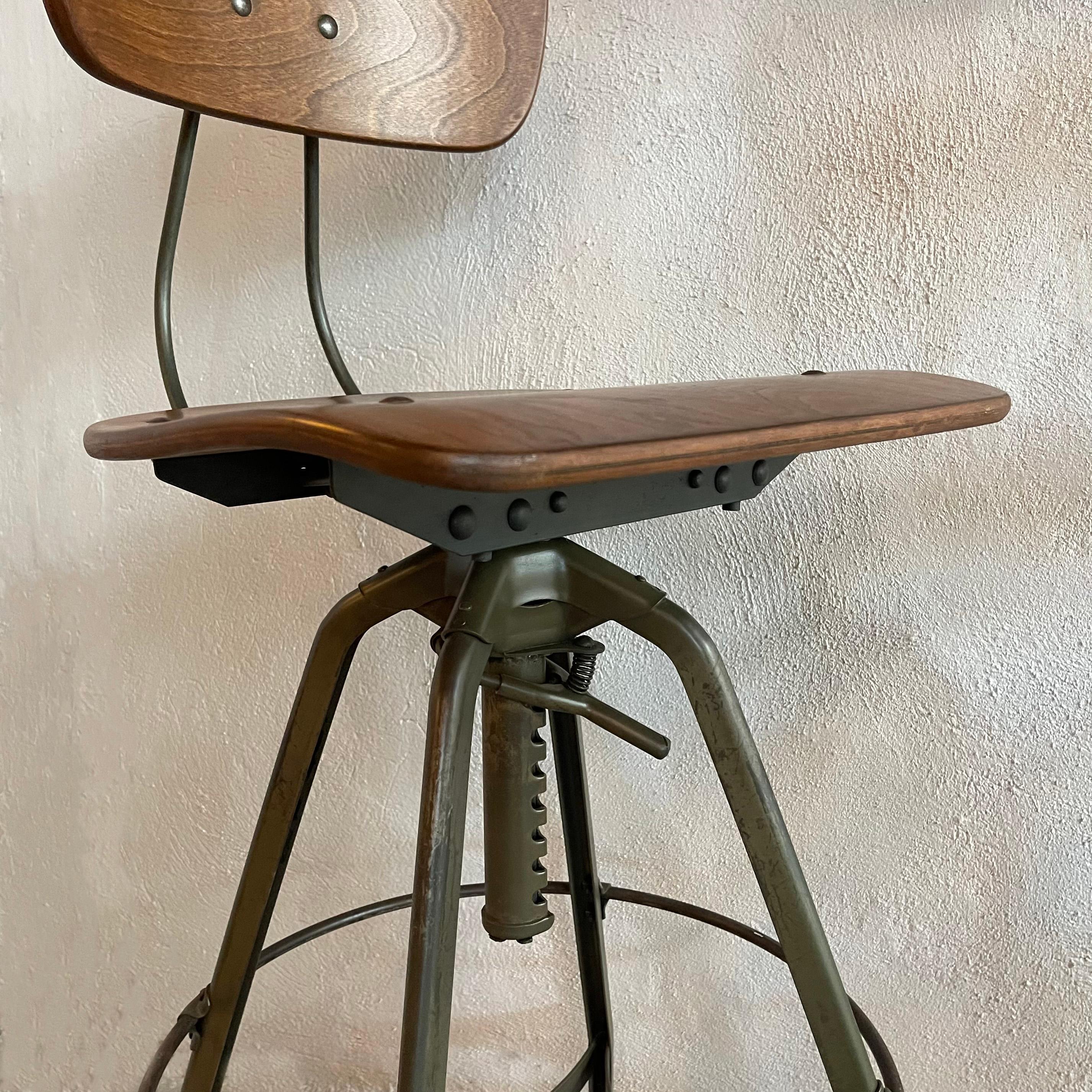 Coppia di sgabelli da disegno regolabili industriali di Toledo Metal Furniture Co. in vendita 3