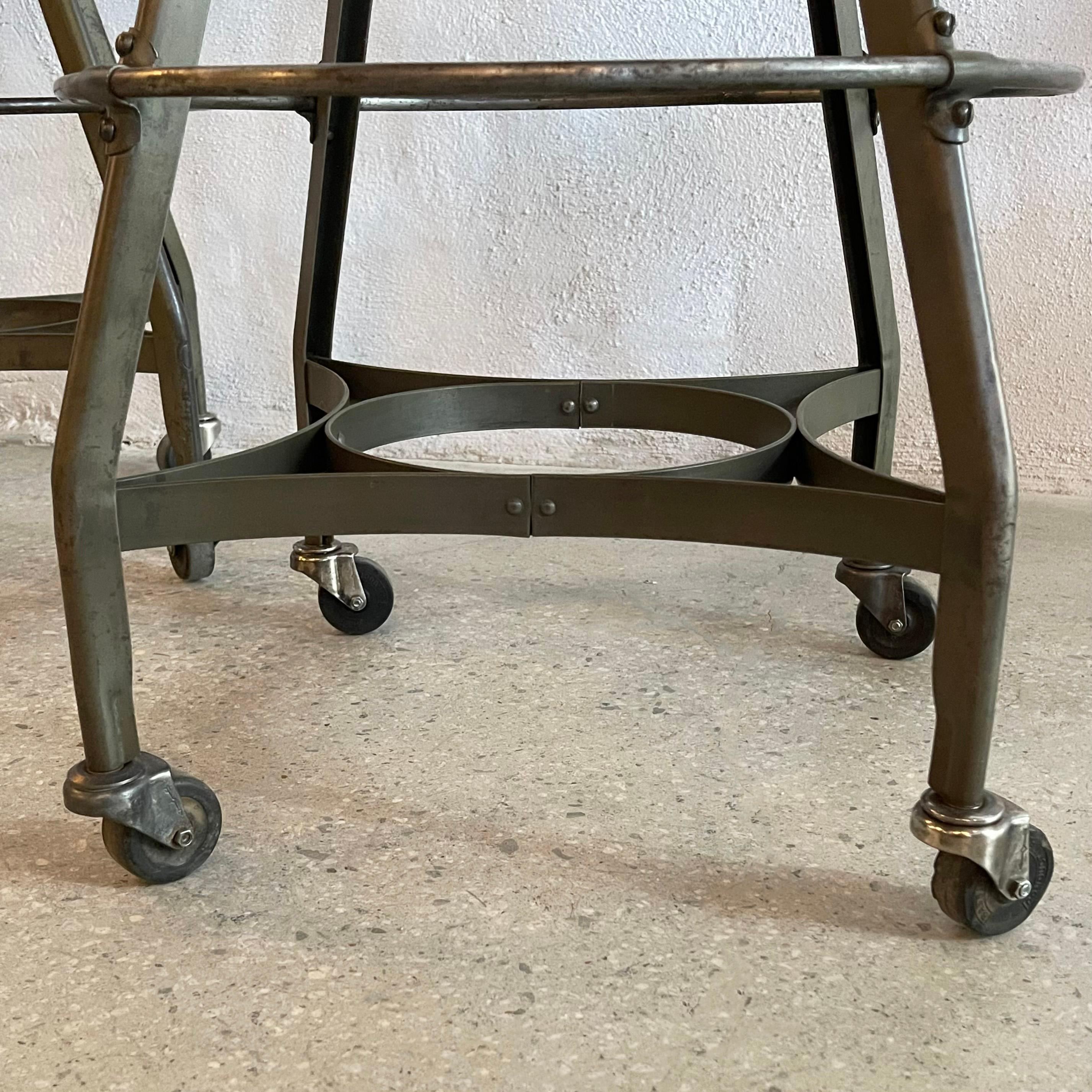 Coppia di sgabelli da disegno regolabili industriali di Toledo Metal Furniture Co. in vendita 4