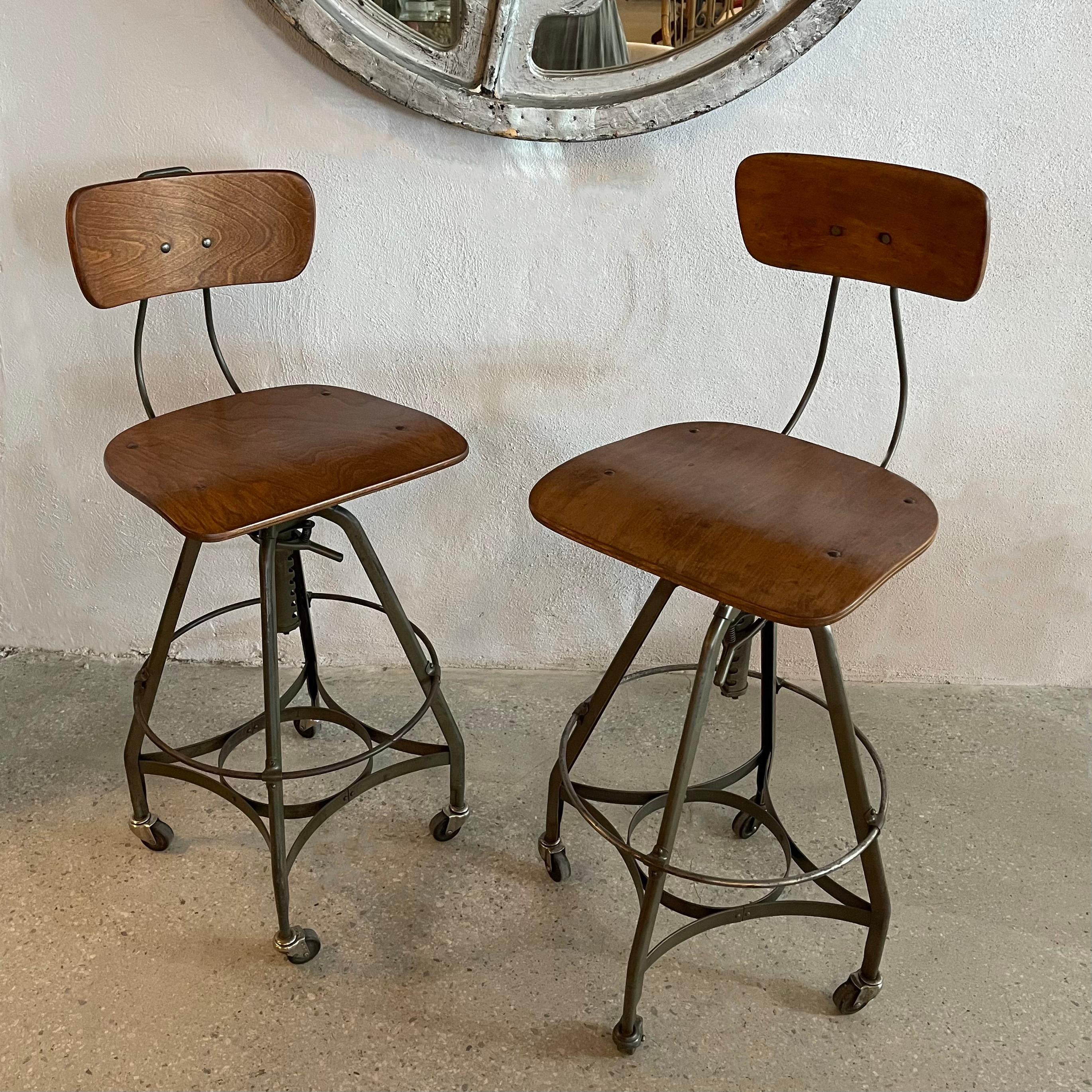 Industriale Coppia di sgabelli da disegno regolabili industriali di Toledo Metal Furniture Co. in vendita