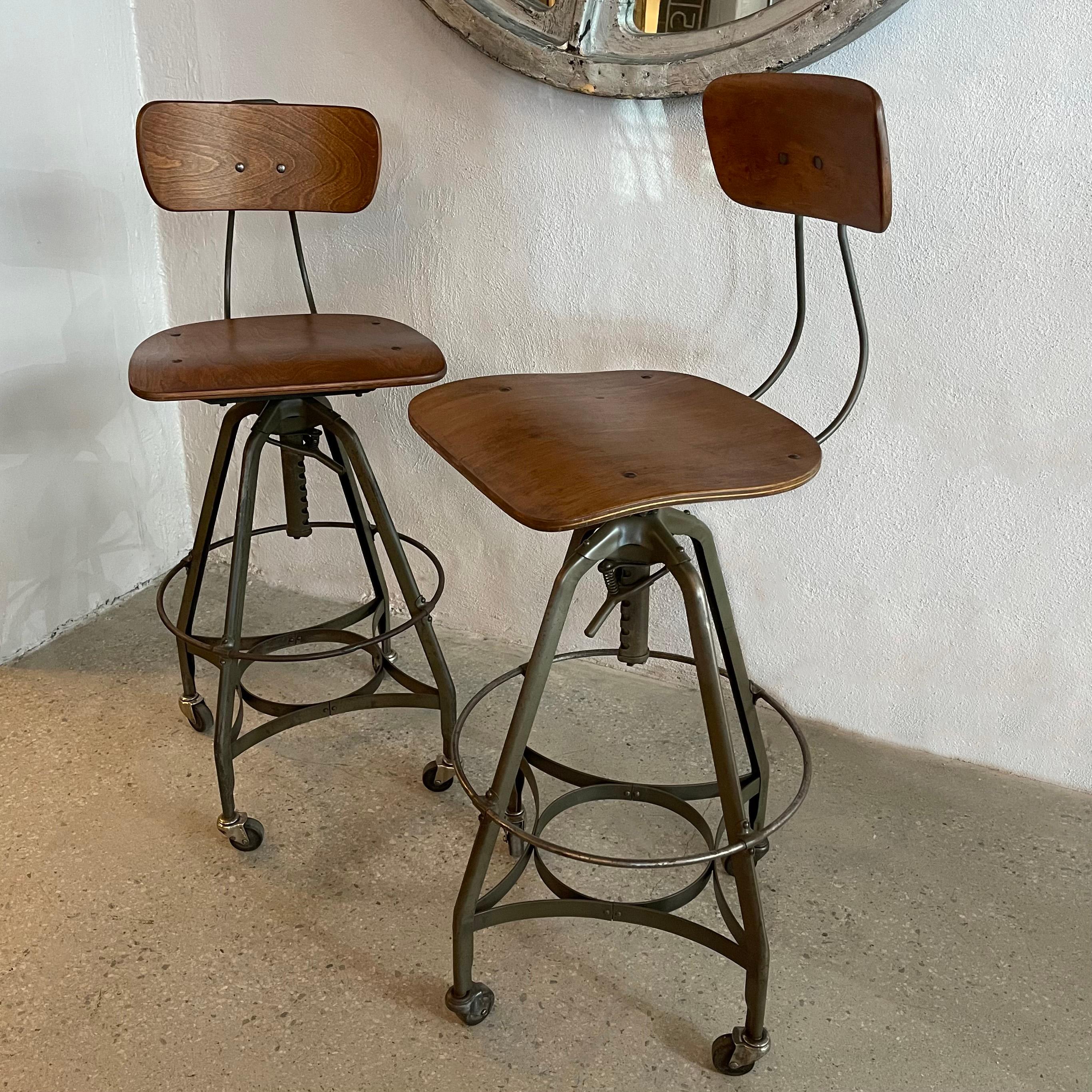Americano Coppia di sgabelli da disegno regolabili industriali di Toledo Metal Furniture Co. in vendita
