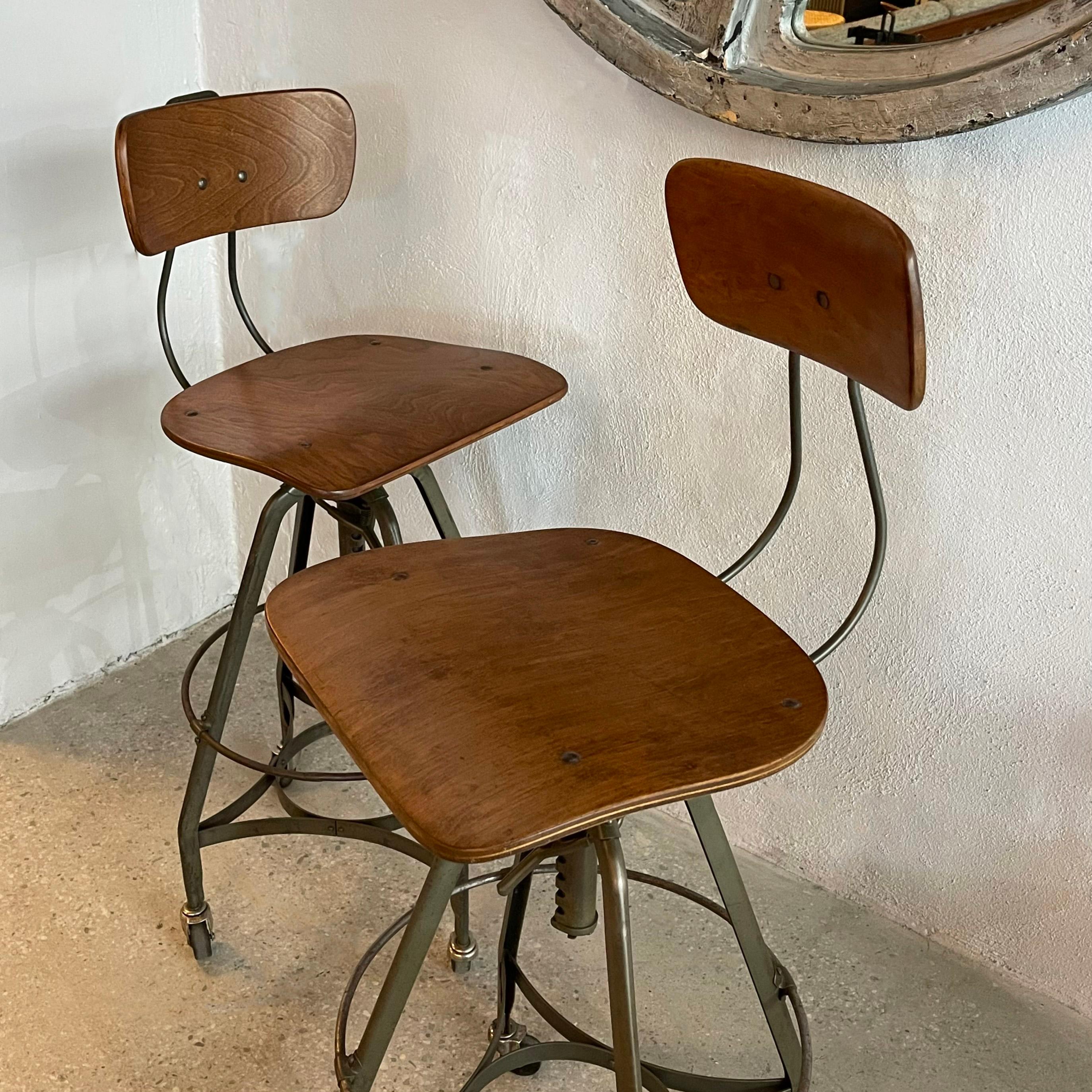 Coppia di sgabelli da disegno regolabili industriali di Toledo Metal Furniture Co. In condizioni buone in vendita a Brooklyn, NY