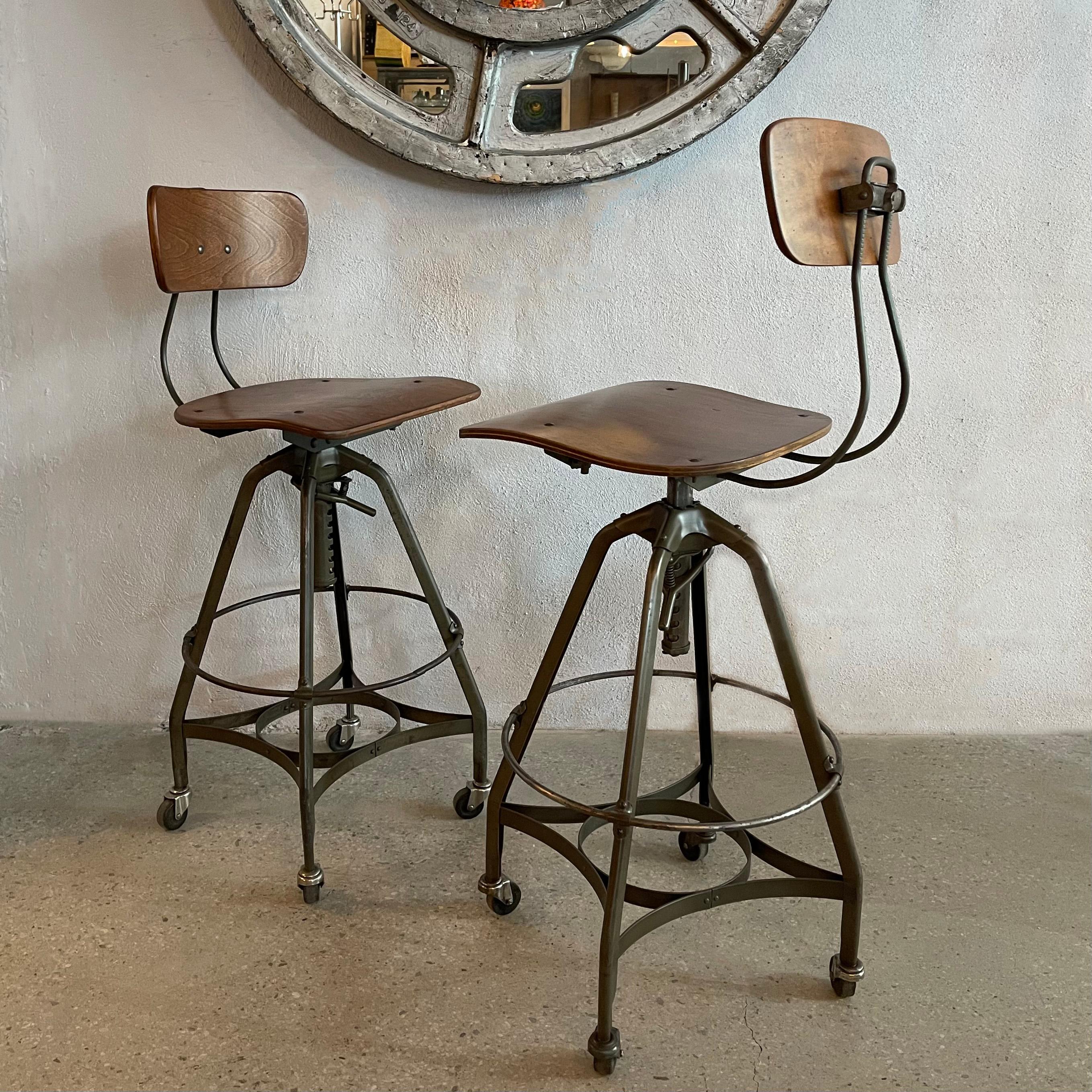 XX secolo Coppia di sgabelli da disegno regolabili industriali di Toledo Metal Furniture Co. in vendita