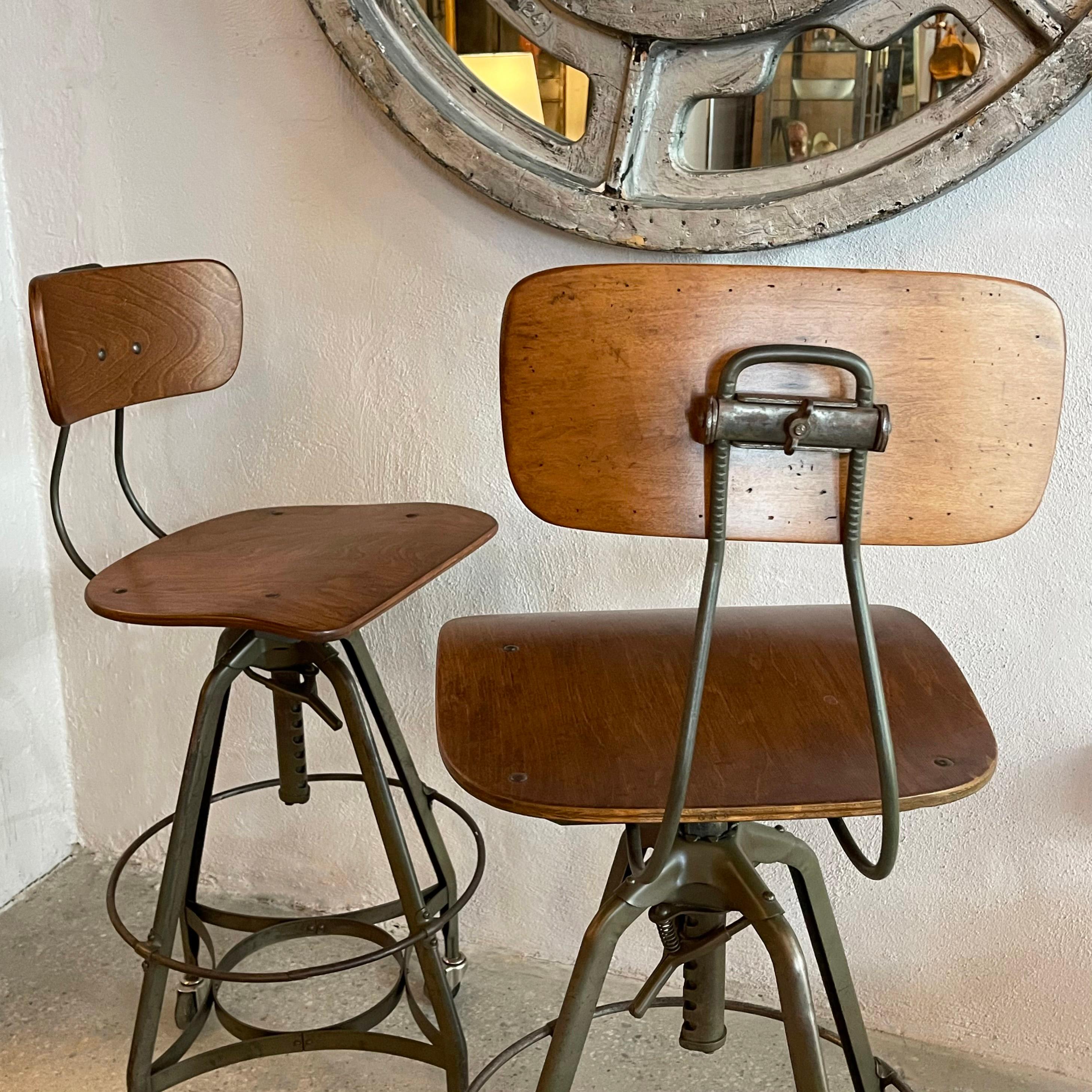 Metallo Coppia di sgabelli da disegno regolabili industriali di Toledo Metal Furniture Co. in vendita