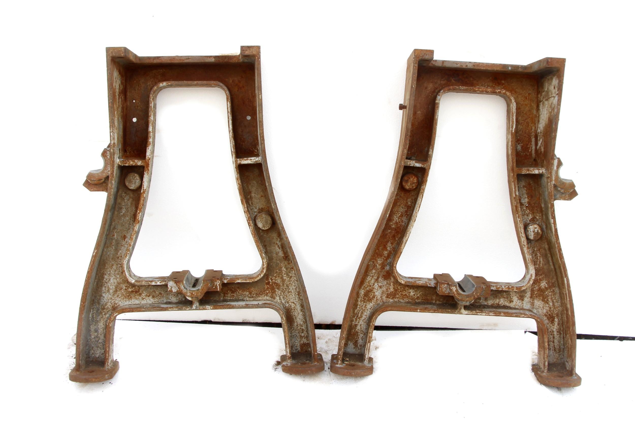 Pair of Industrial Cast Iron Machine Base Legs Rustic Early 1900s, 32.75 In. H In Good Condition In New York, NY