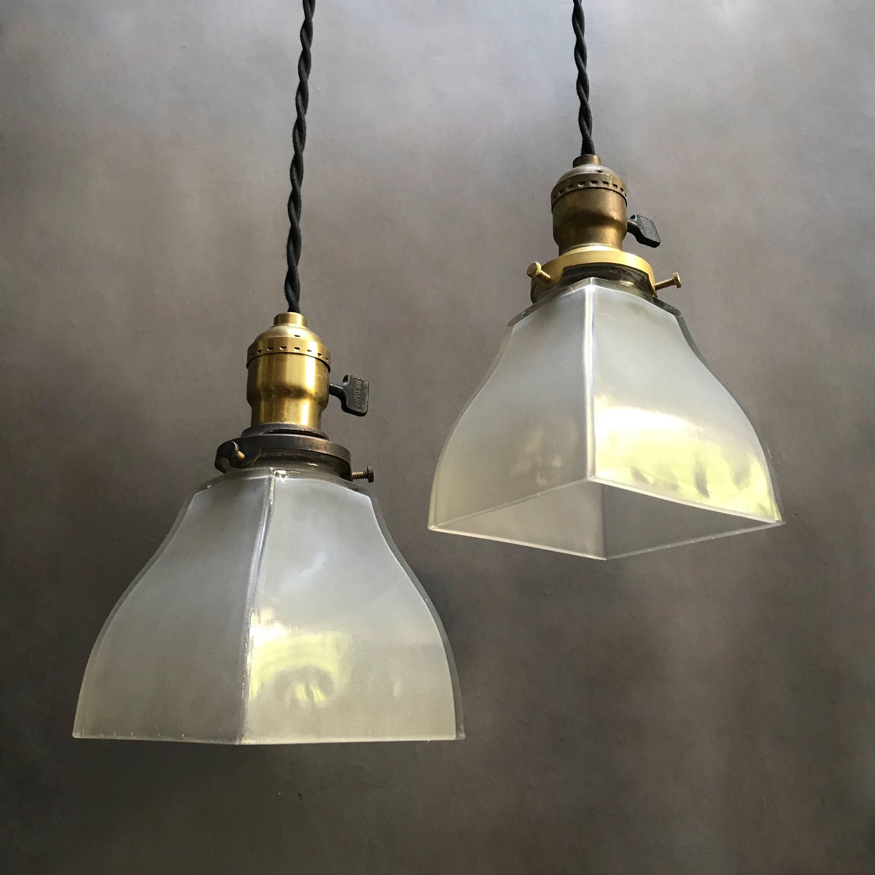 20ième siècle Paire de lampes à suspension industrielles en verre dépoli et laiton en vente