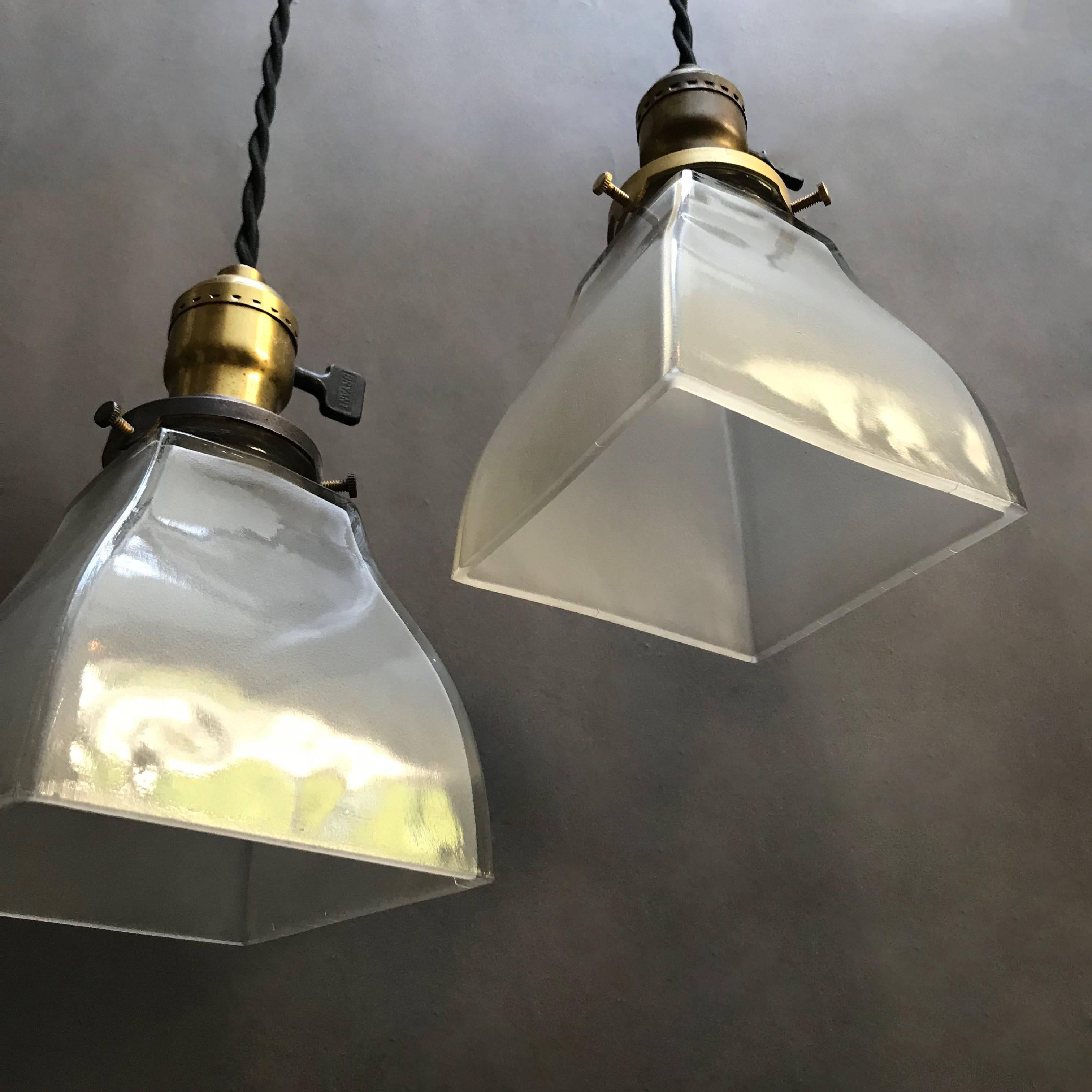 Laiton Paire de lampes à suspension industrielles en verre dépoli et laiton en vente