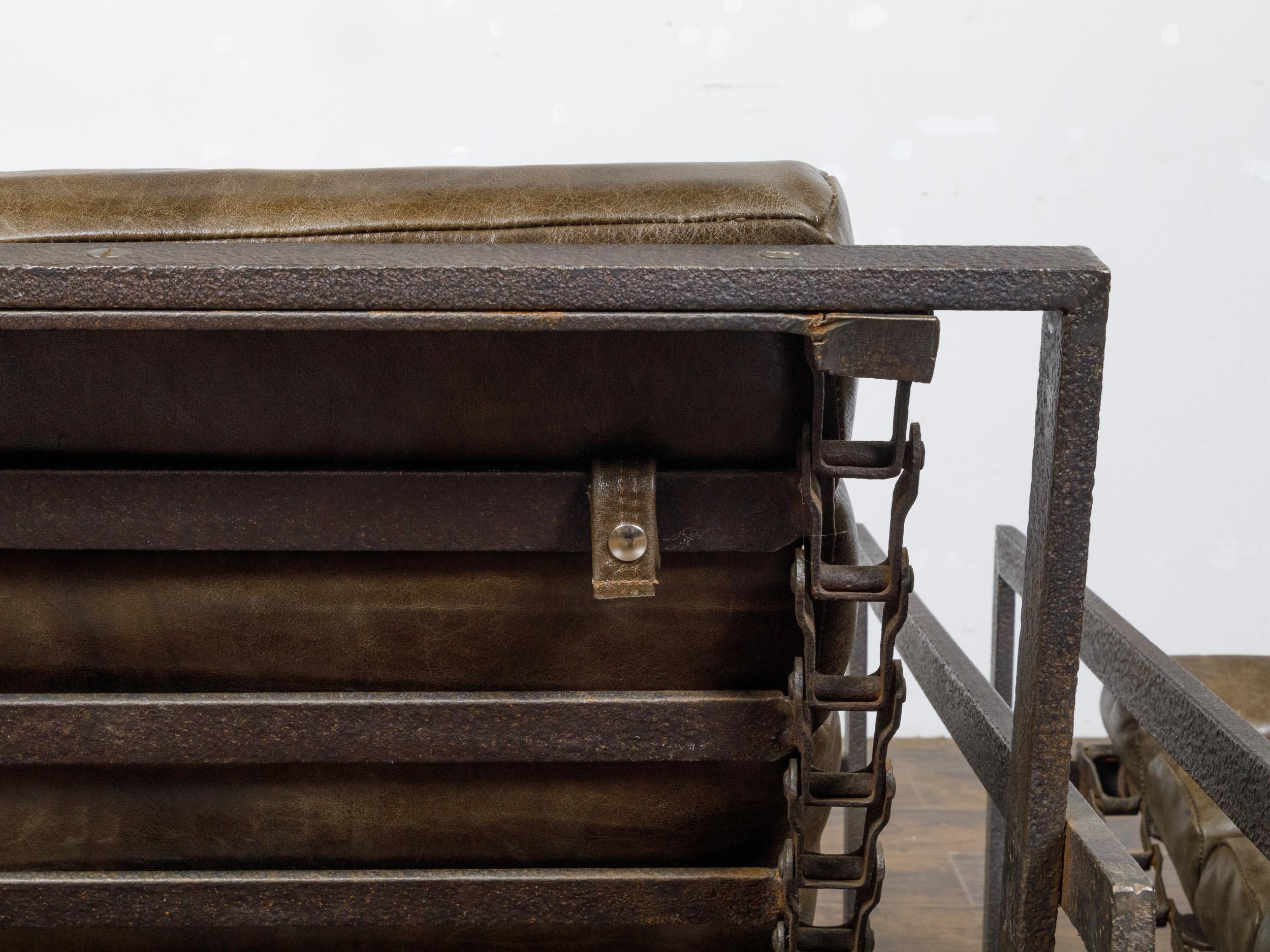 Ein Paar Transat-Stühle aus Eisen mit braunem Leder im Angebot 5