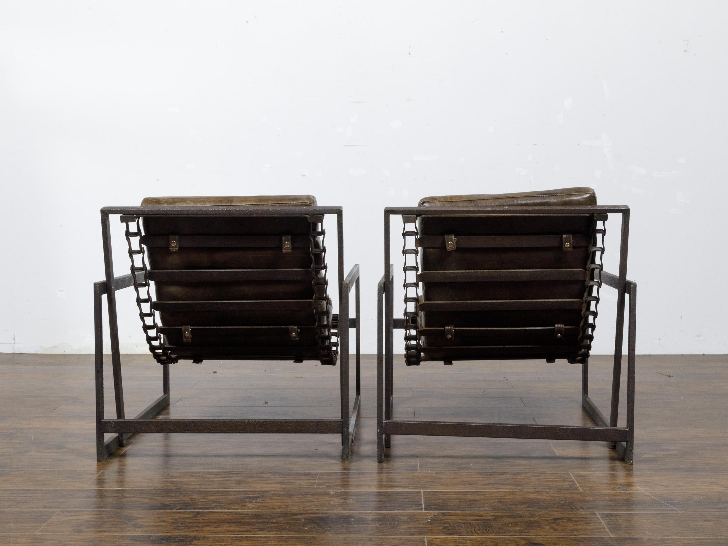 Ein Paar Transat-Stühle aus Eisen mit braunem Leder im Angebot 6