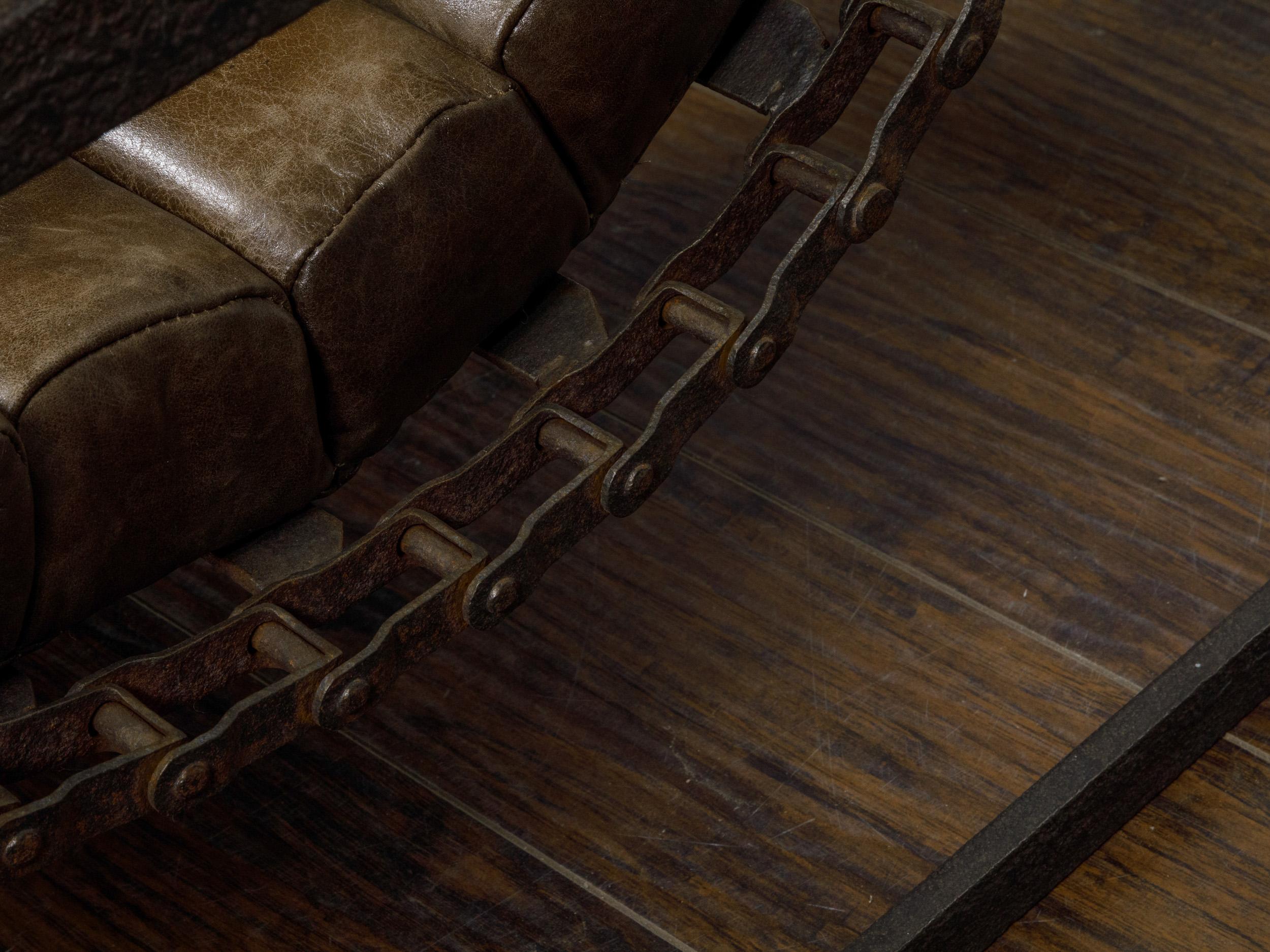 Ein Paar Transat-Stühle aus Eisen mit braunem Leder im Angebot 9