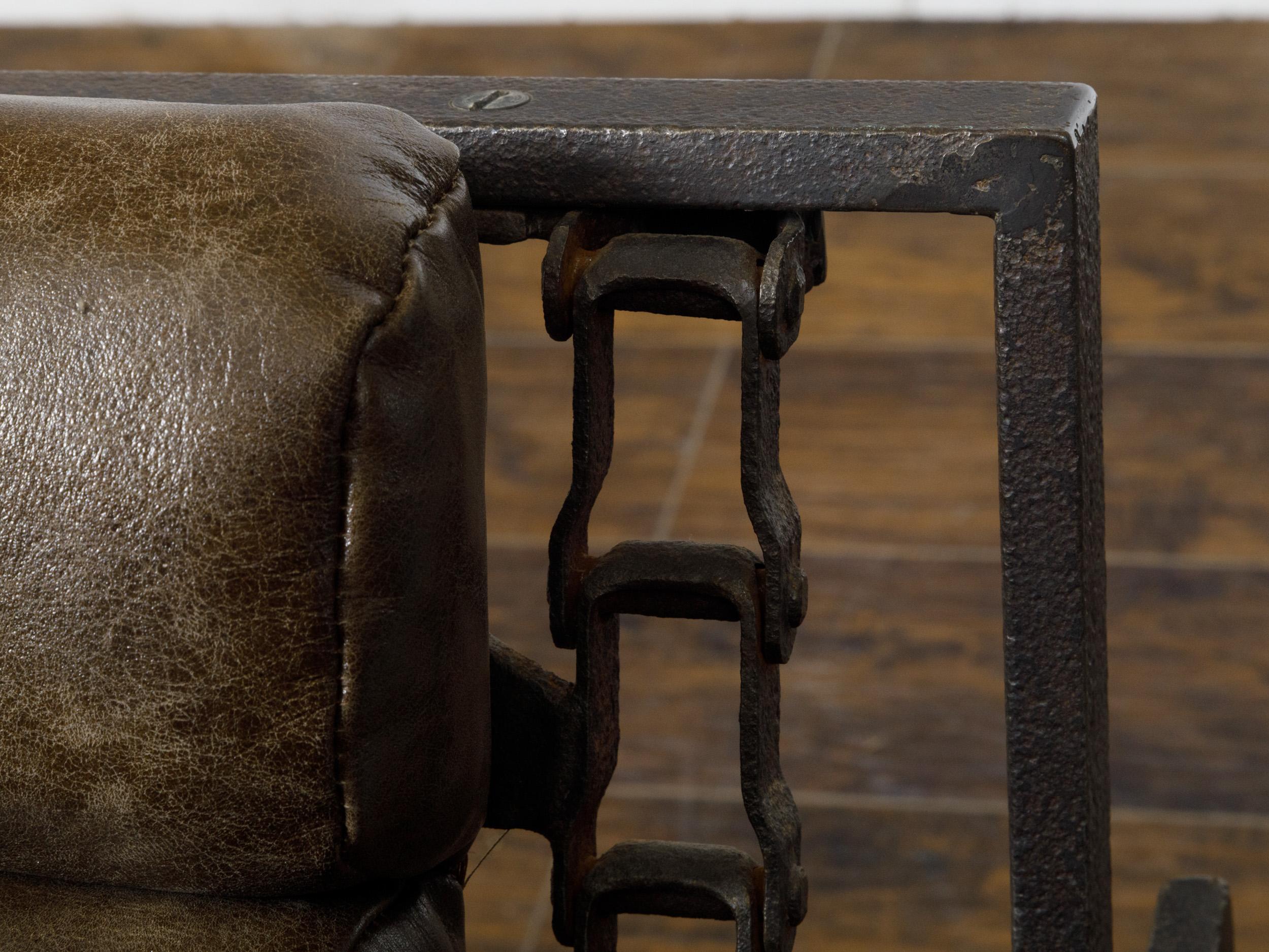 Ein Paar Transat-Stühle aus Eisen mit braunem Leder im Angebot 11