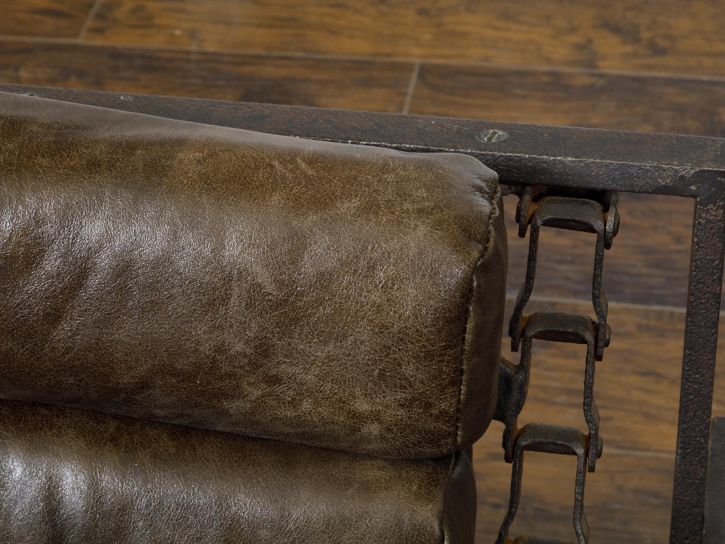 Ein Paar Transat-Stühle aus Eisen mit braunem Leder im Angebot 12