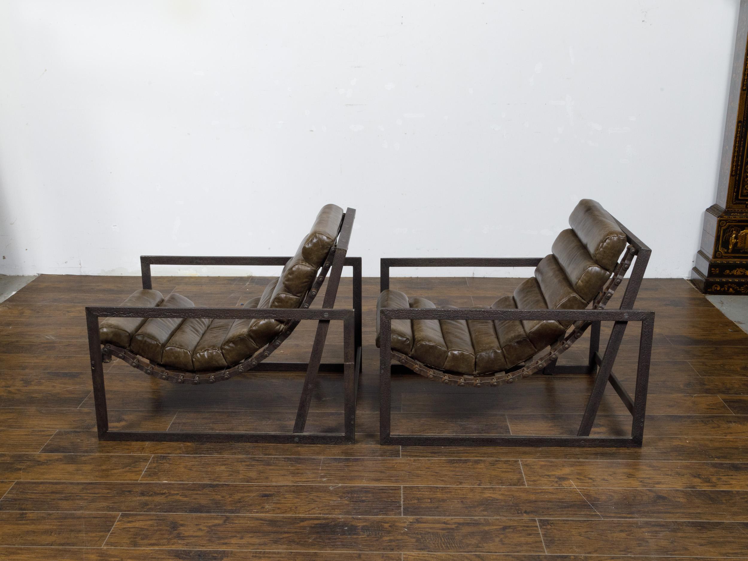 Ein Paar Transat-Stühle aus Eisen mit braunem Leder im Angebot 1