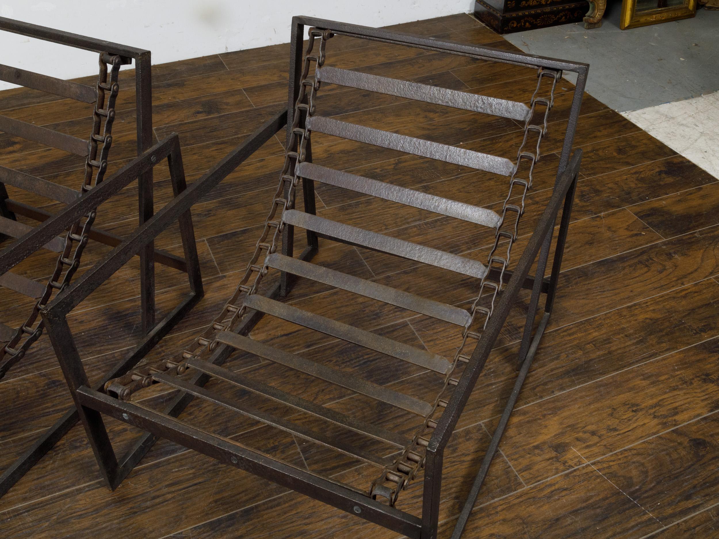 Ein Paar Transat-Stühle aus Eisen mit braunem Leder im Angebot 2