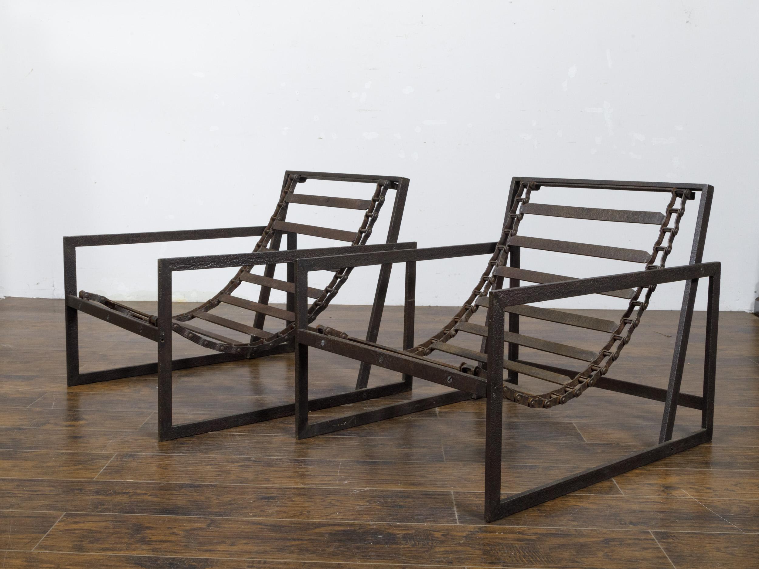 Ein Paar Transat-Stühle aus Eisen mit braunem Leder im Angebot 3