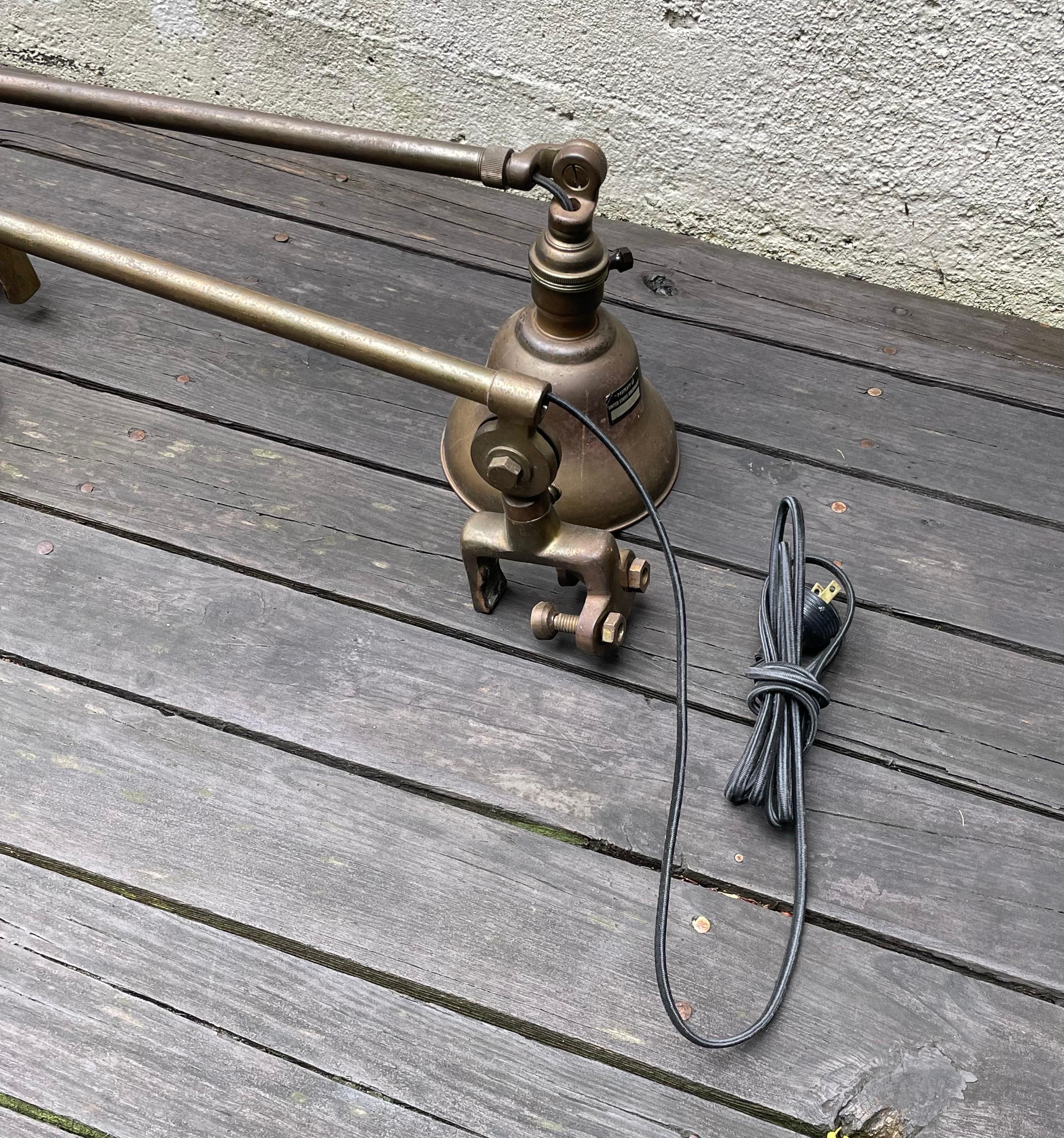 Très belle paire de lampes de table industrielle en métal, recâblées.