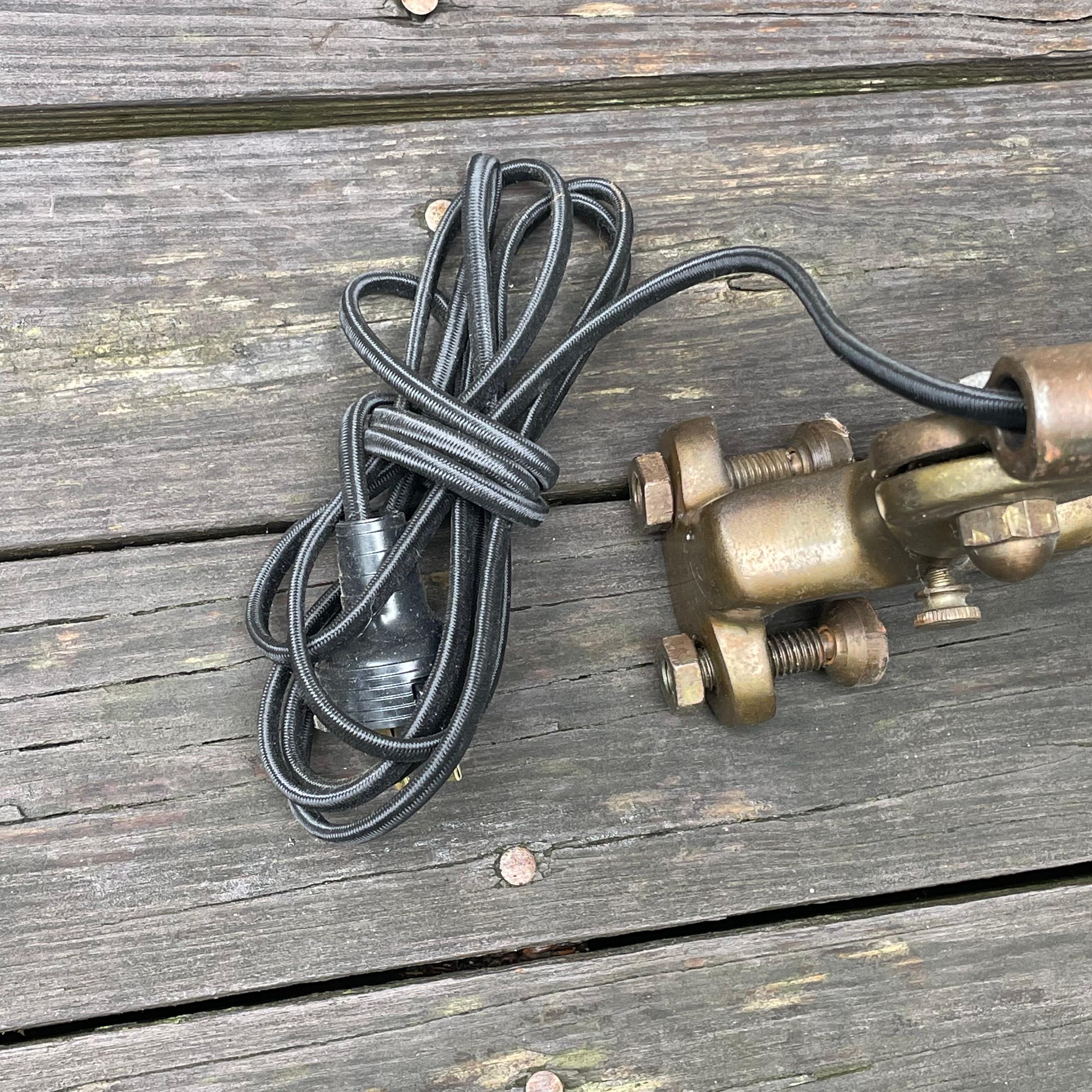 Milieu du XXe siècle Paire de lampes de table en métal industriel en vente
