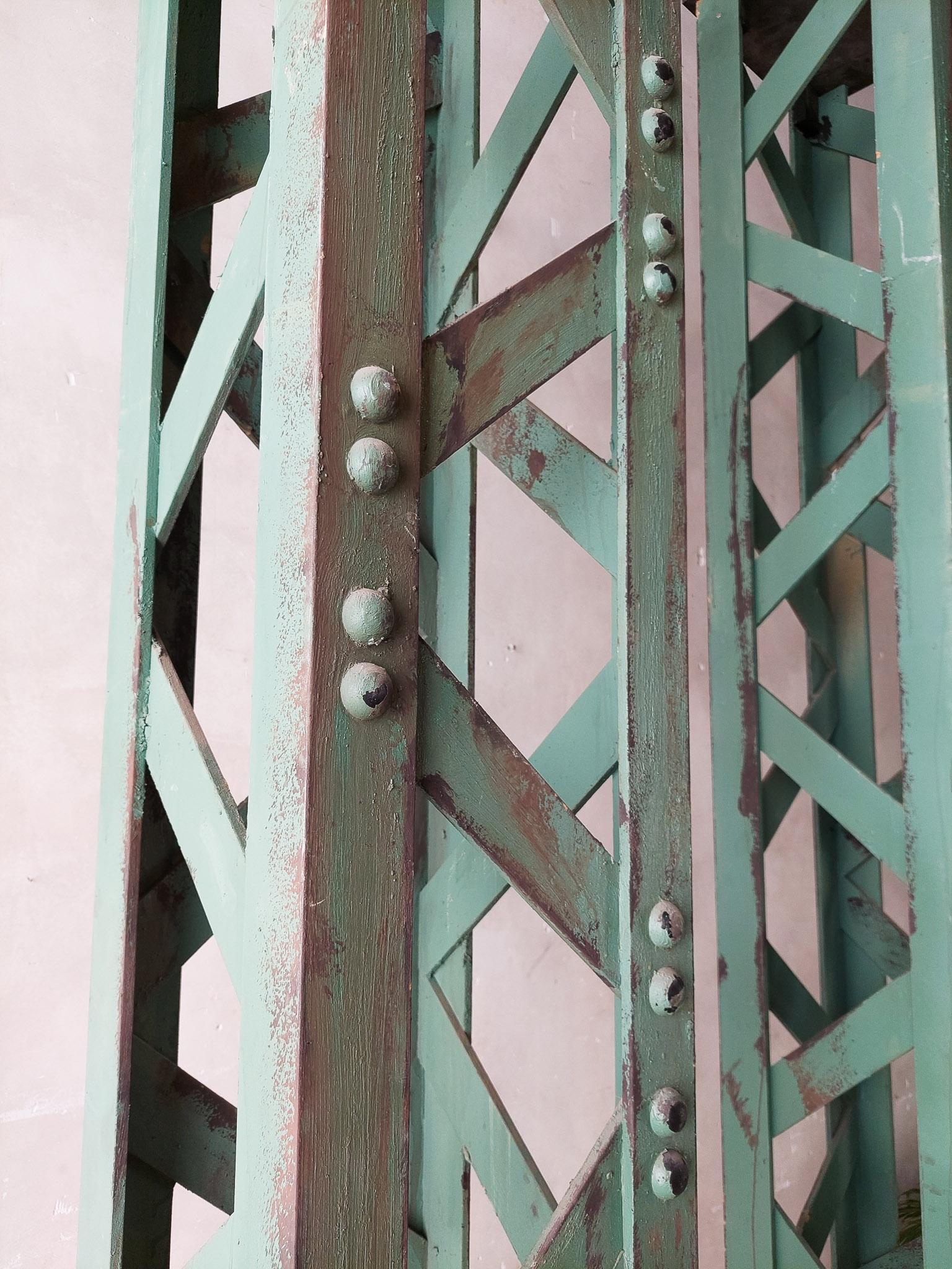 Bois Paire d'accessoires de cinéma industriels à colonnes rivetées en métal vert patiné MDF en vente