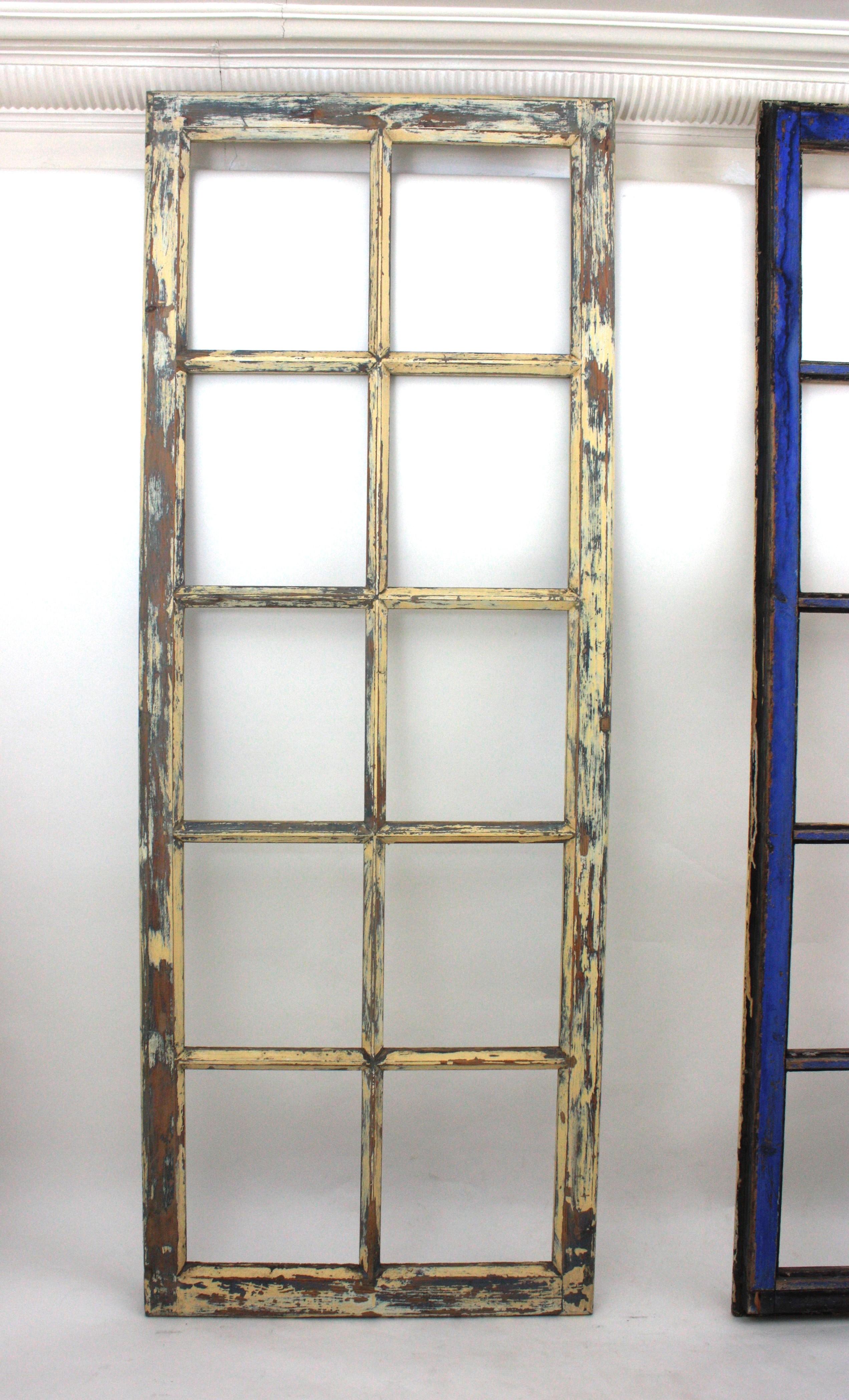 Paar industrielle getäfelte Holztüren oder Fenster im Industriestil im Angebot 4