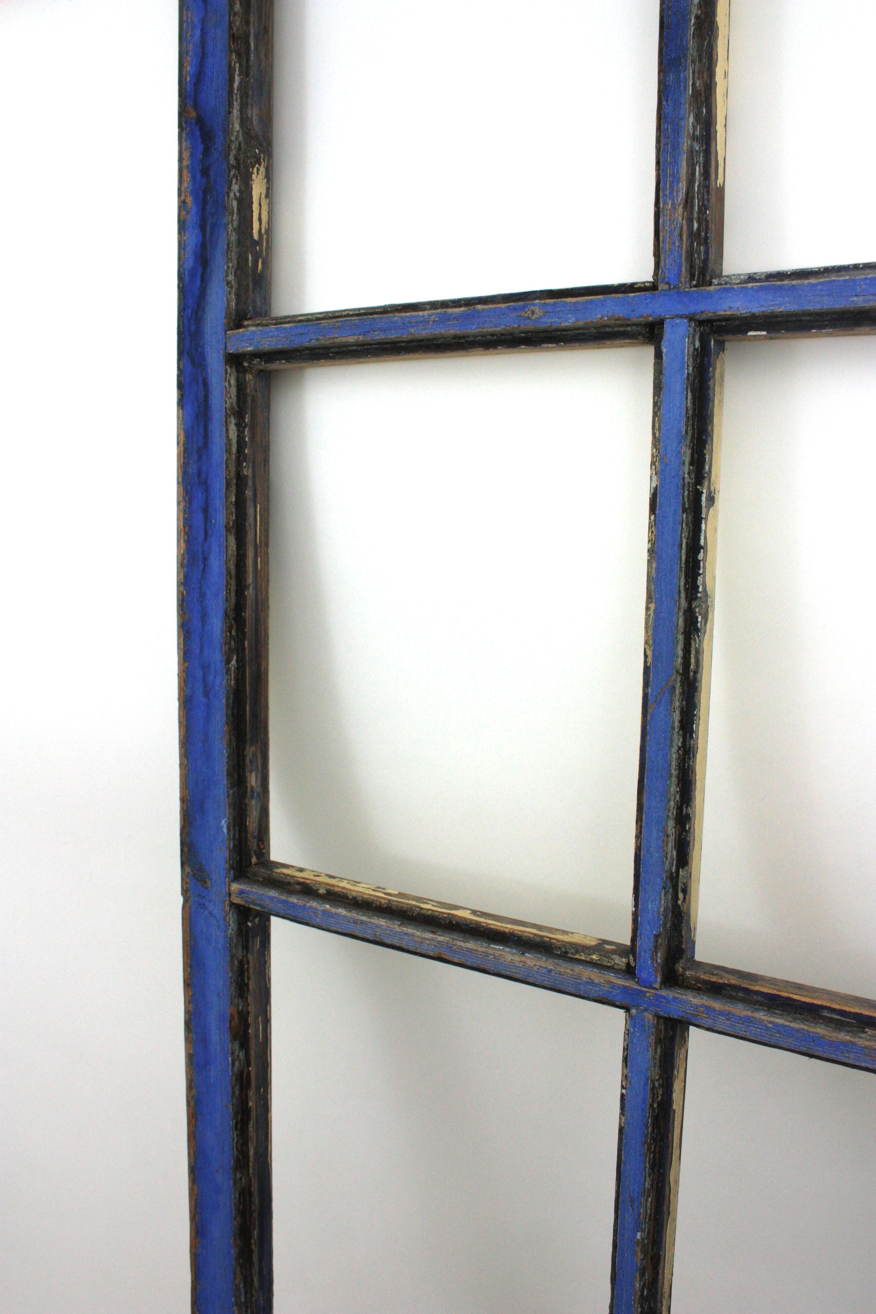 Paire de portes ou fenêtres industrielles à panneaux en bois en vente 6