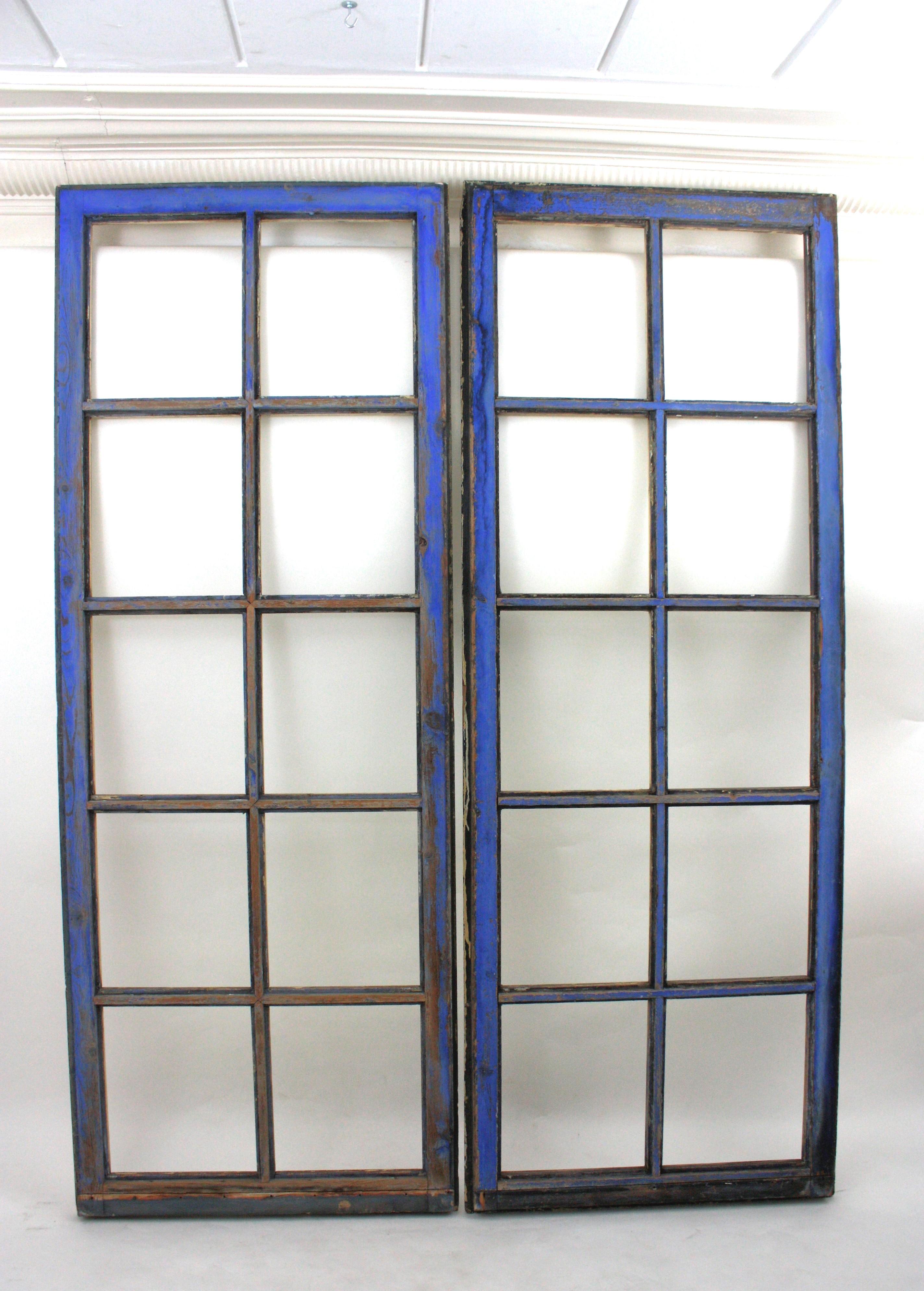 Paire de portes ou fenêtres industrielles à panneaux en bois en vente 7