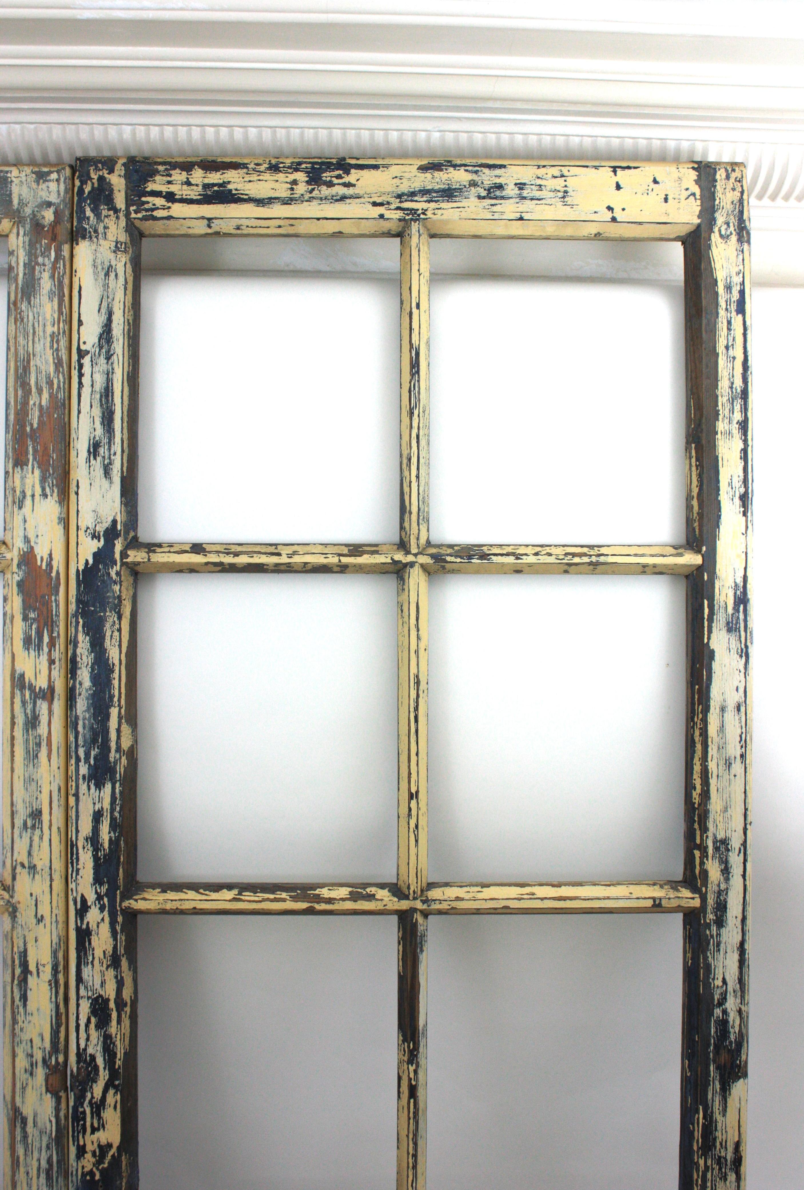Paar industrielle getäfelte Holztüren oder Fenster im Industriestil (20. Jahrhundert) im Angebot