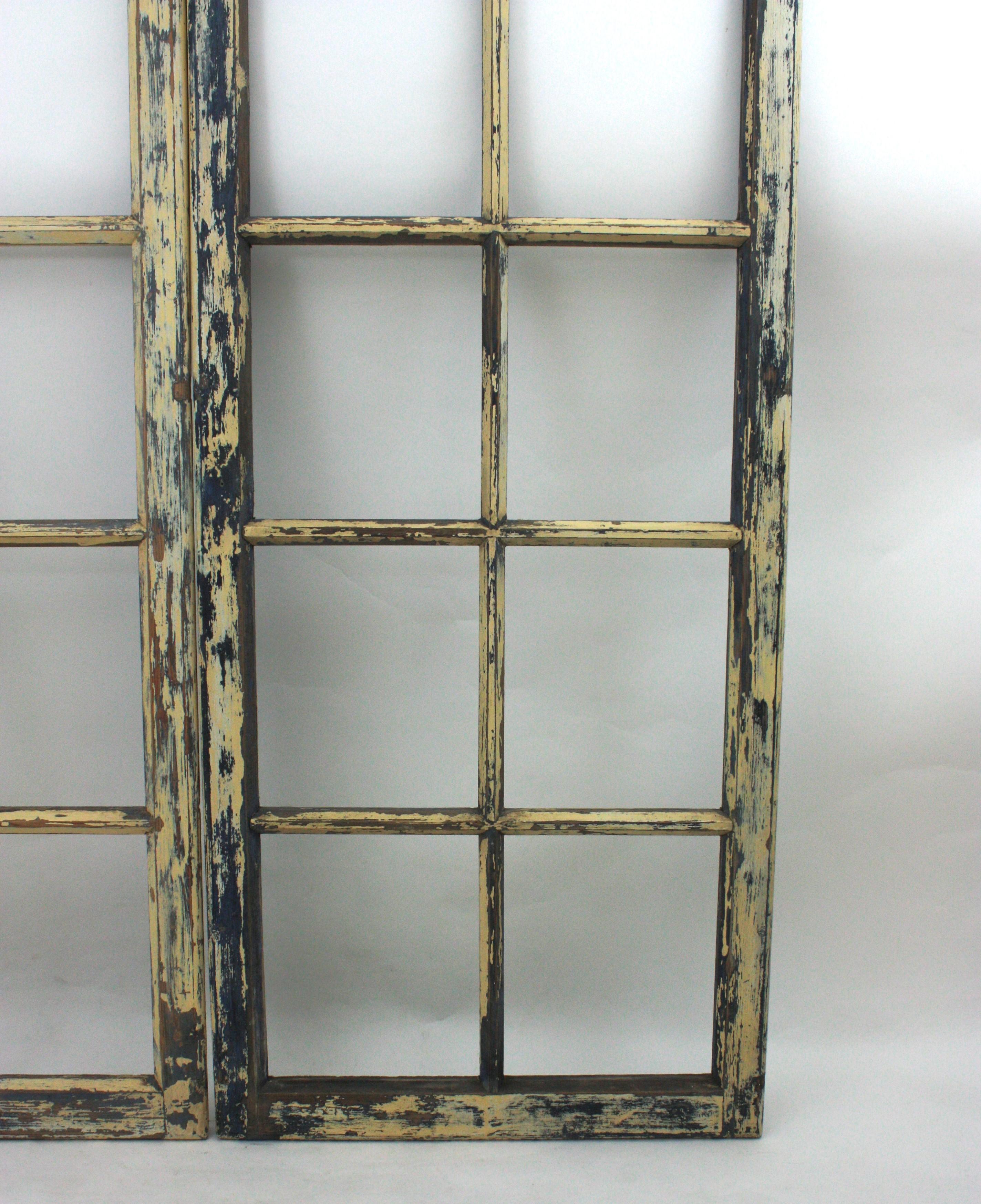 Bois Paire de portes ou fenêtres industrielles à panneaux en bois en vente