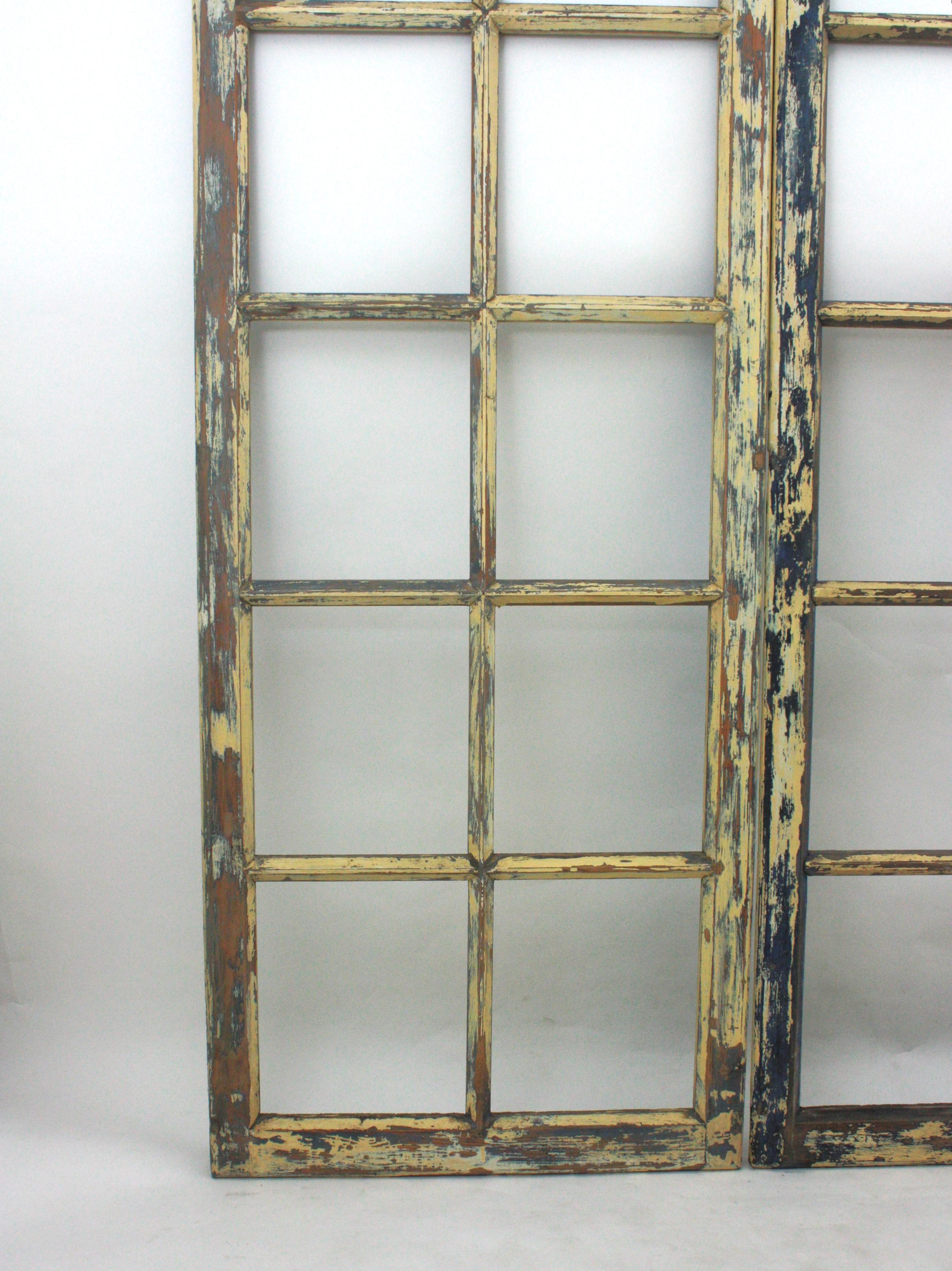 Paar industrielle getäfelte Holztüren oder Fenster im Industriestil im Angebot 2