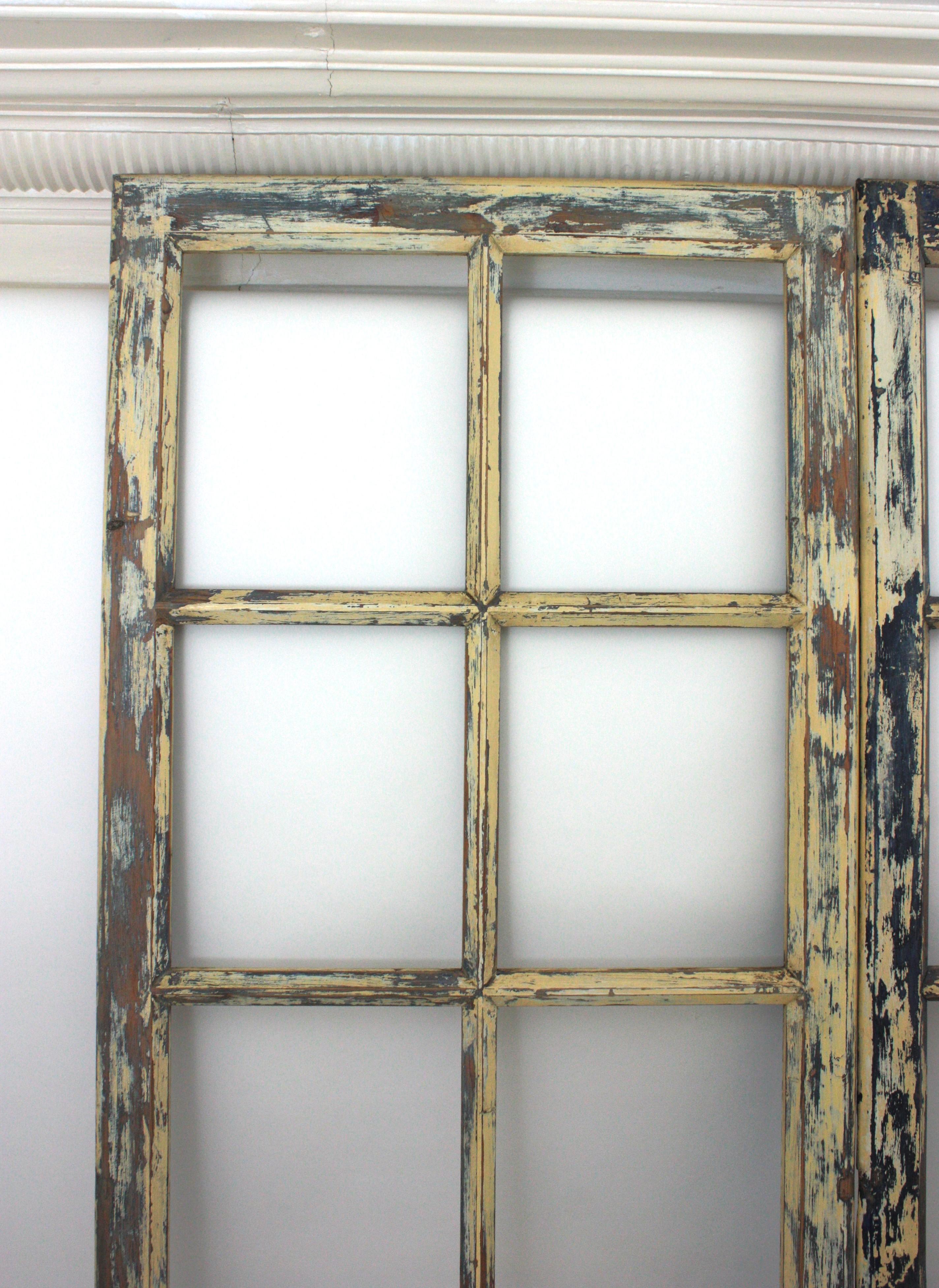 Paire de portes ou fenêtres industrielles à panneaux en bois en vente 2
