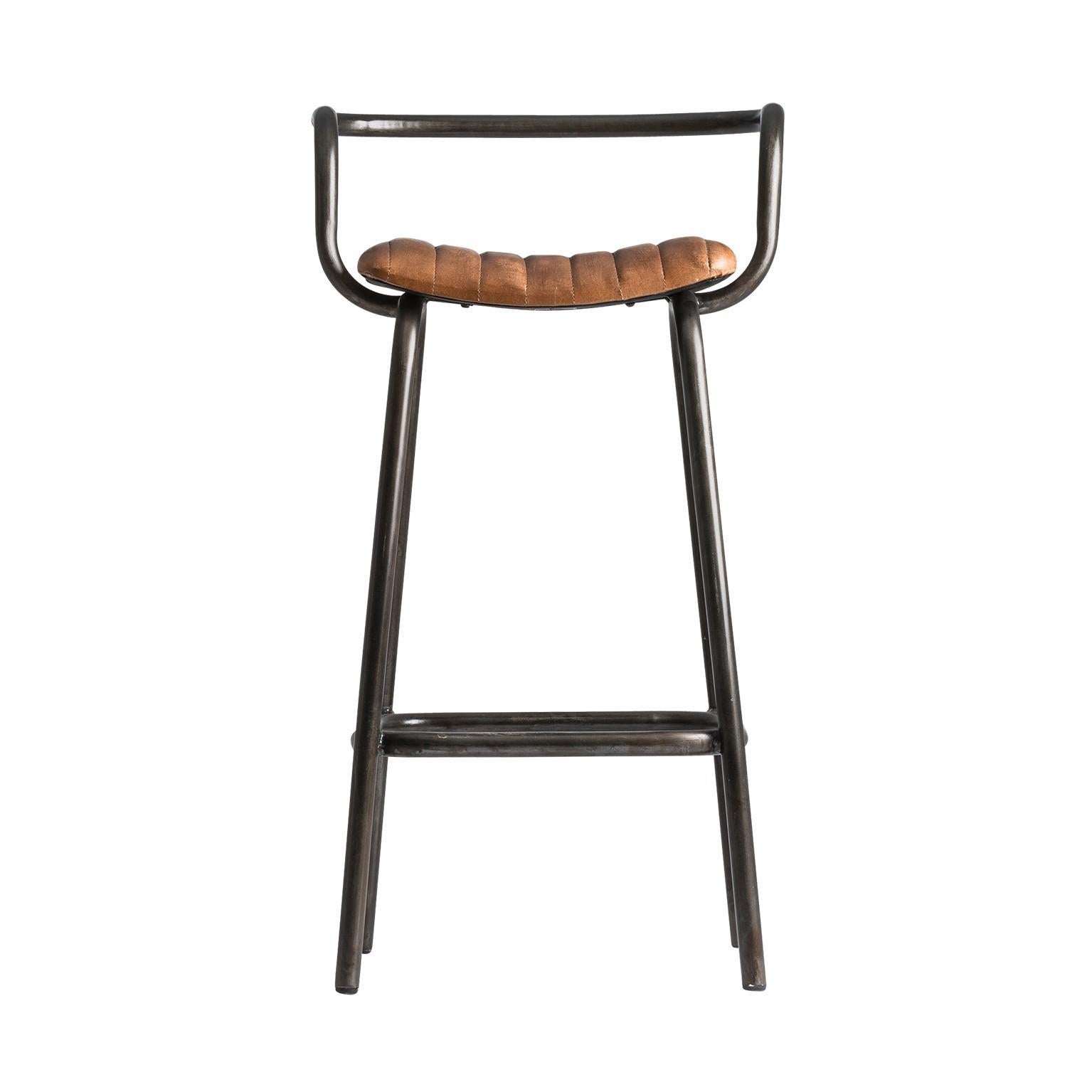Elegant bar stool with metal structure and leather seat, combining quality, robustness and class. Comfortable and ergonomic, aerial and design. In excellent condition (new items, never used).